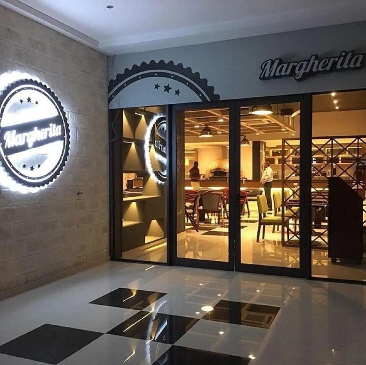 Restaurant/places to eat in Hotel English Point Marina & Spa