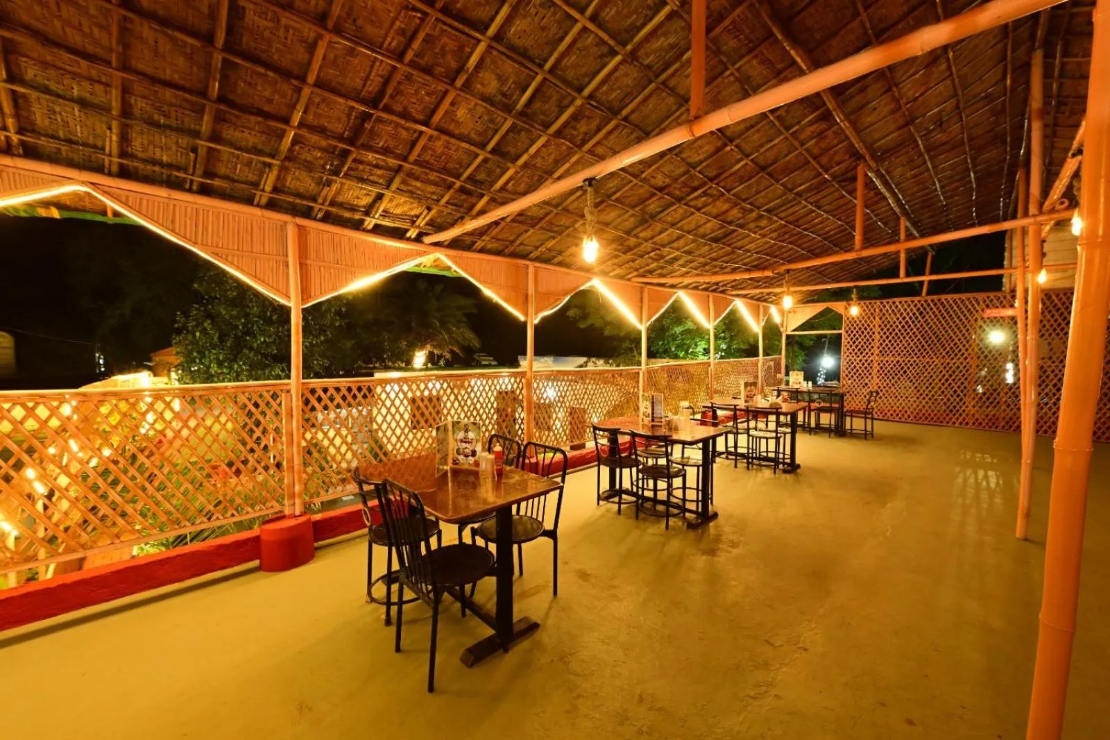 Restaurant/places to eat in Hotel Happy Forest Inn