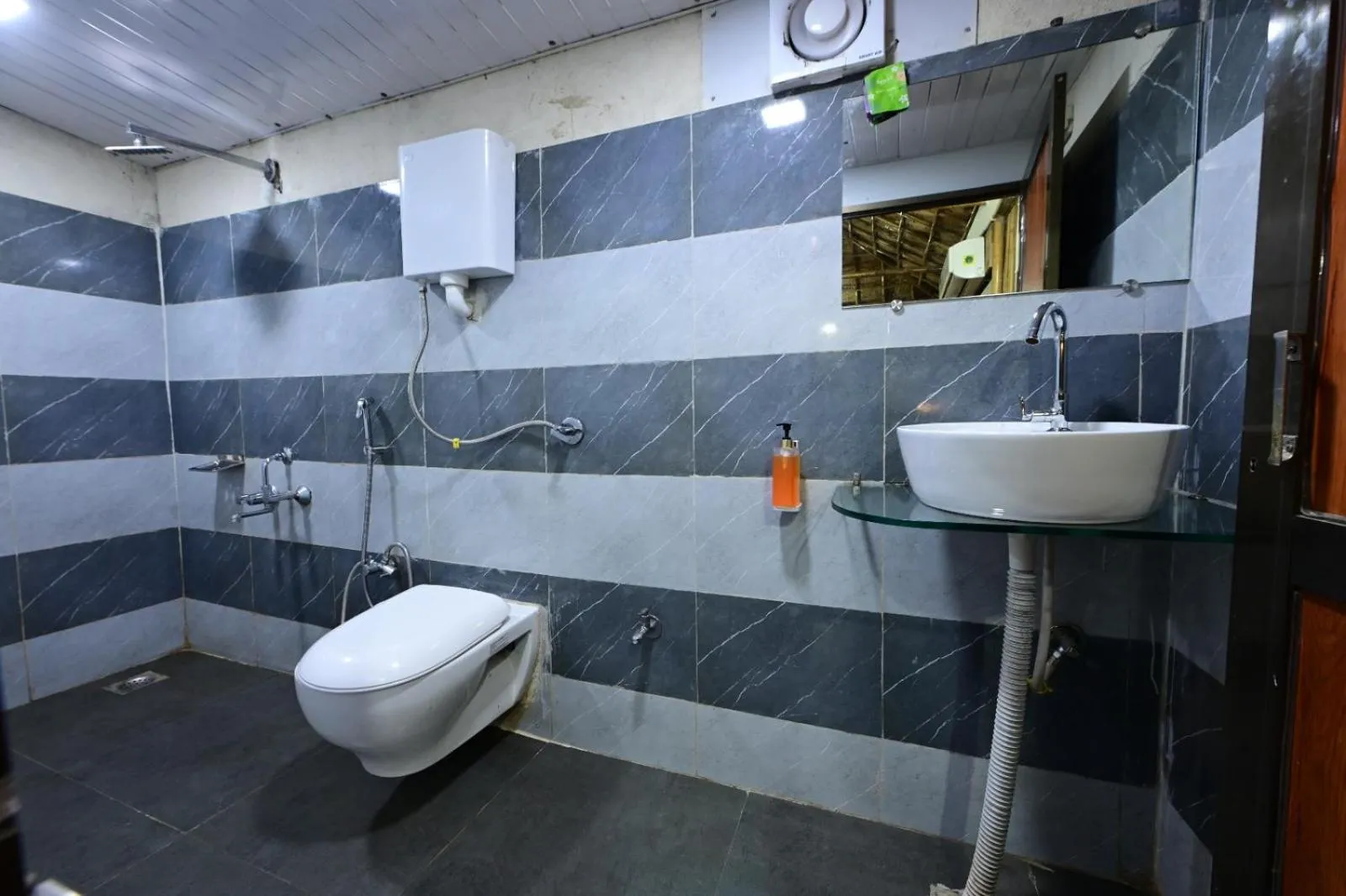 Shower in Hotel Happy Forest Inn