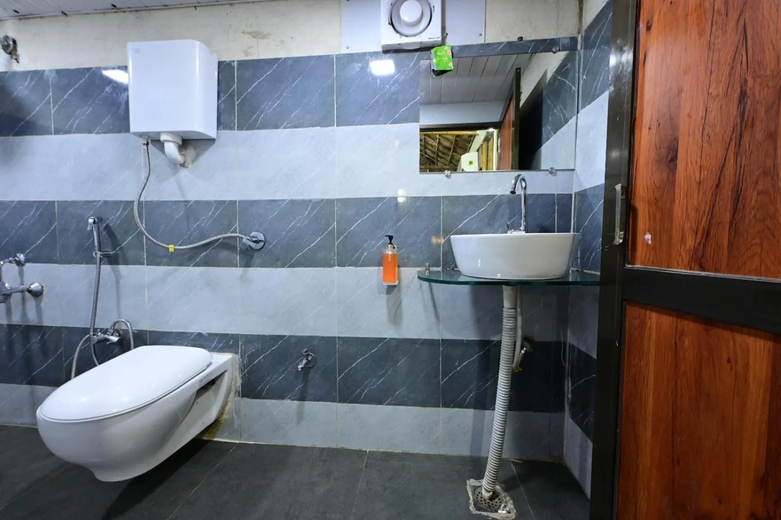 Toilet in Hotel Happy Forest Inn