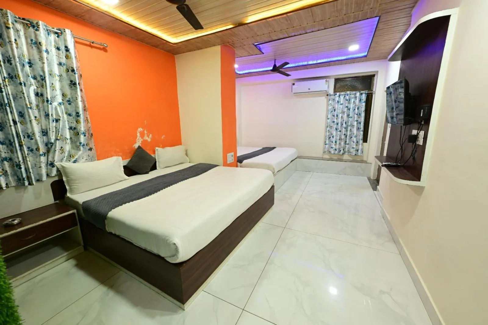 Photo of the whole room, Bed in Hotel Happy Forest Inn