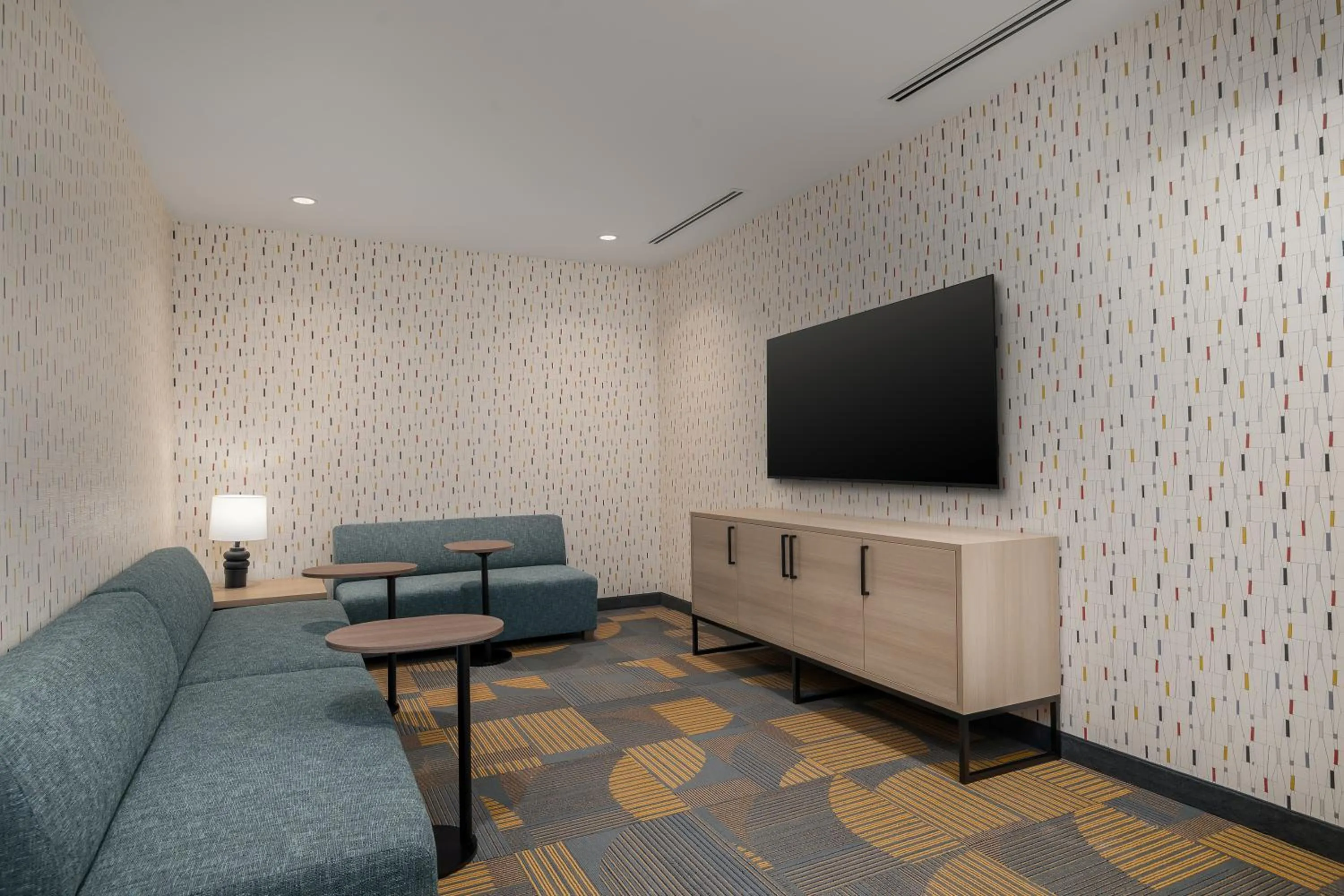 Communal lounge/ TV room in Home2 Suites By Hilton Riverview Tampa