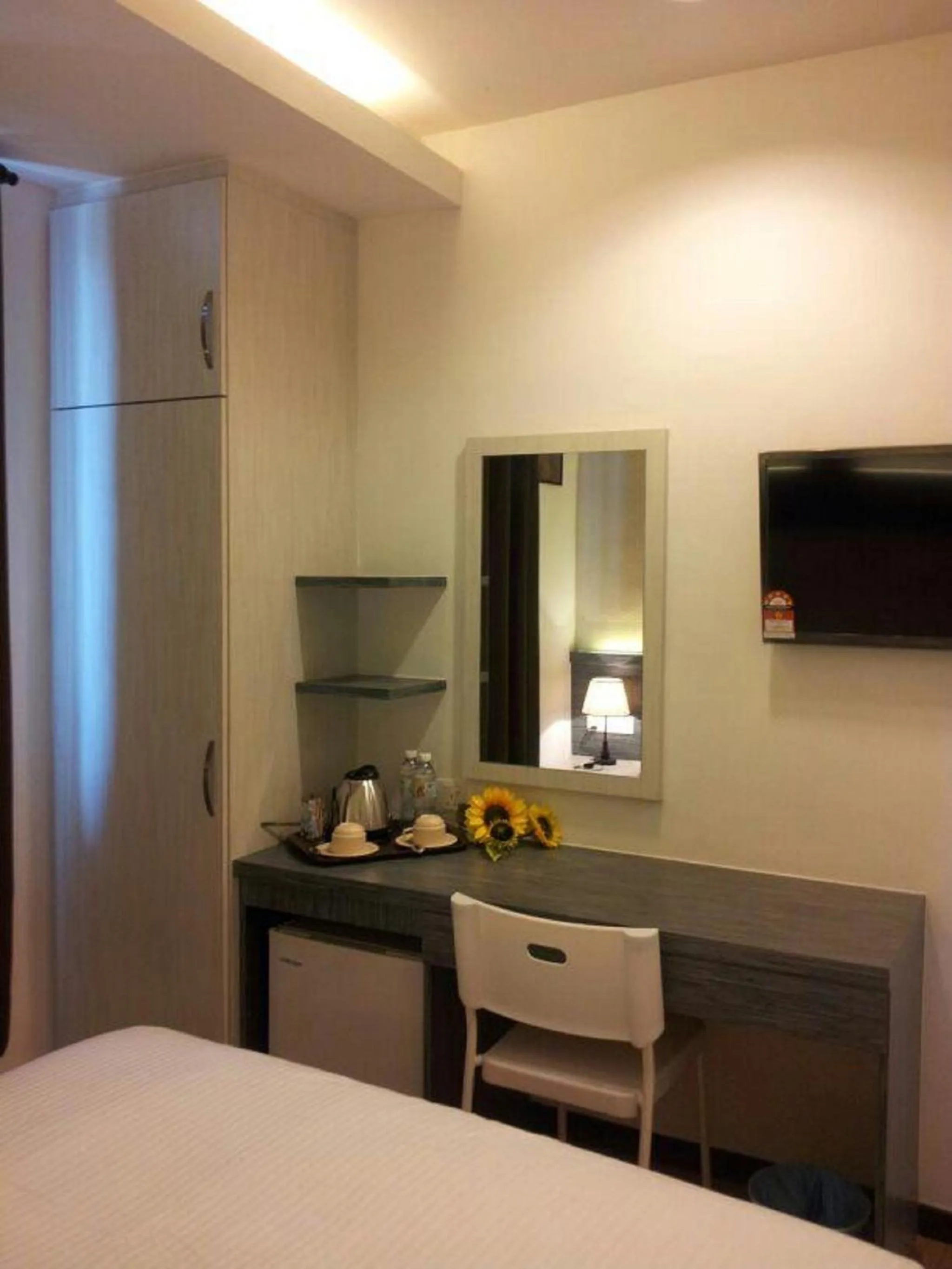 Bedroom, Bed in Century Inn Hotel