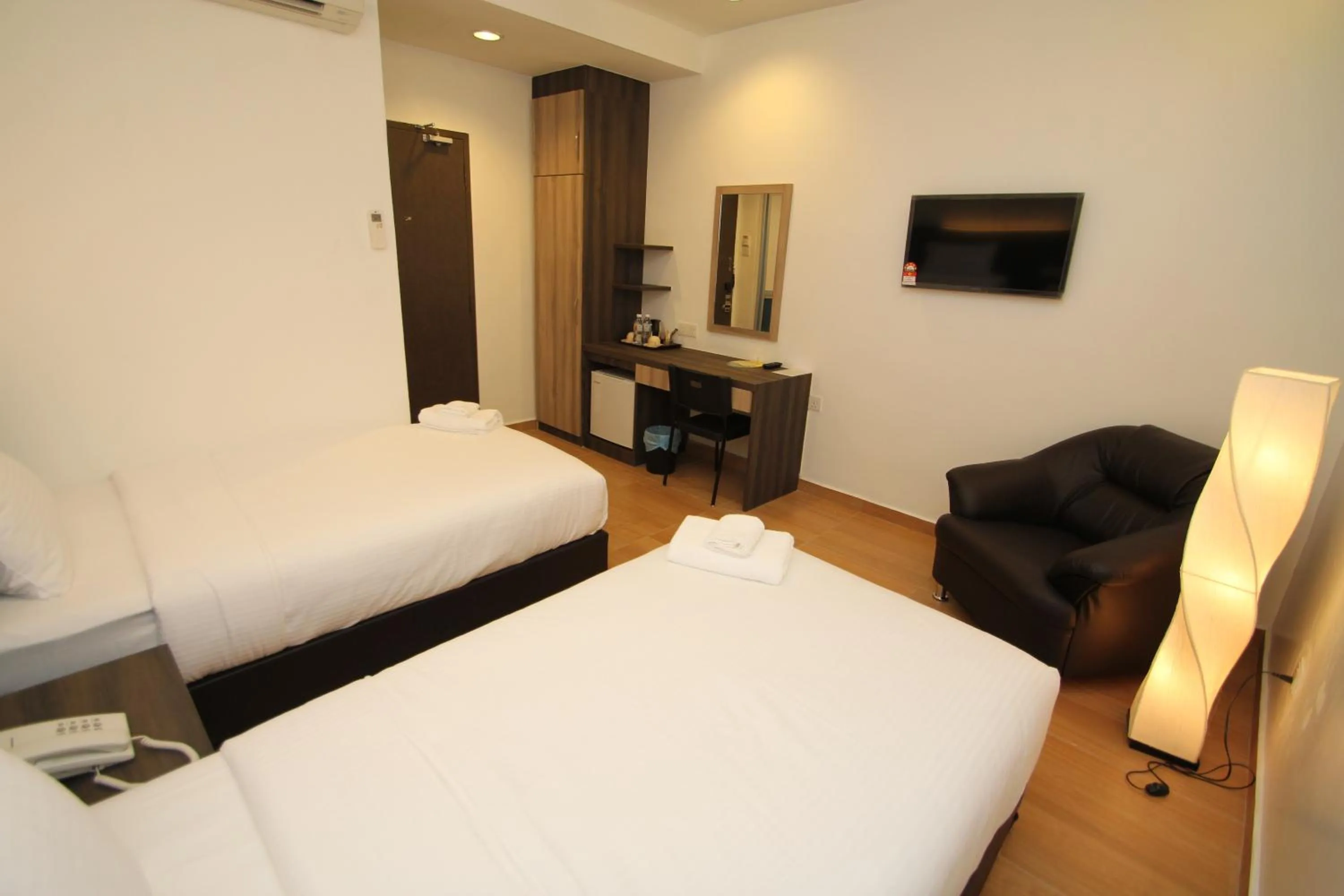 Bedroom, Bed in Century Inn Hotel