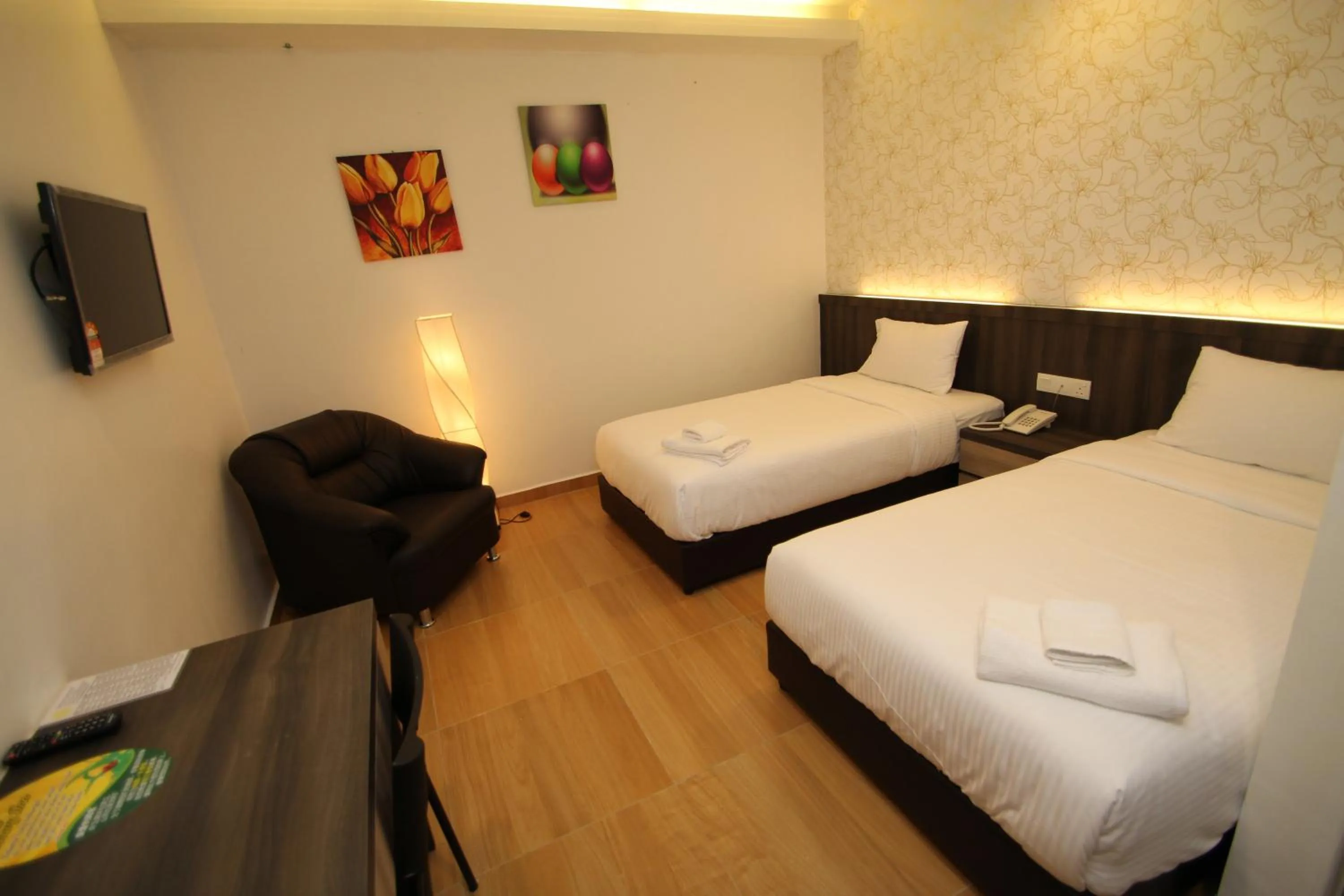 Bedroom, Bed in Century Inn Hotel