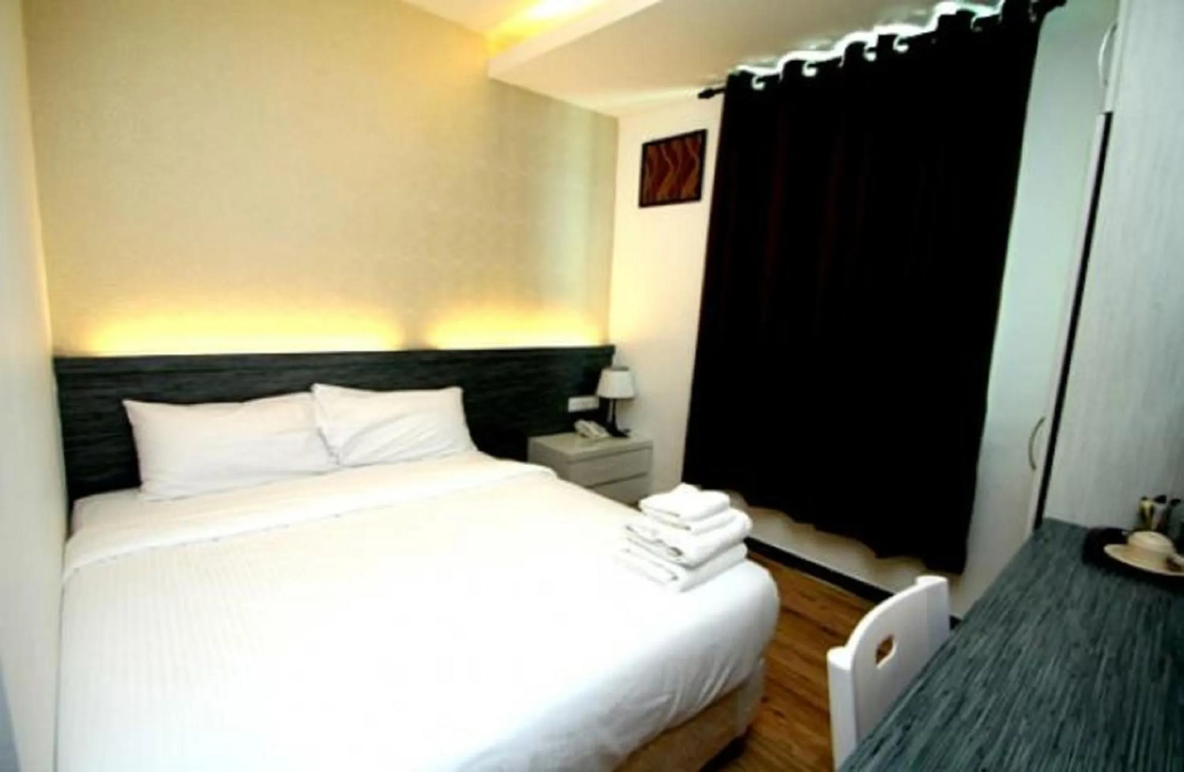 Bedroom, Bed in Century Inn Hotel