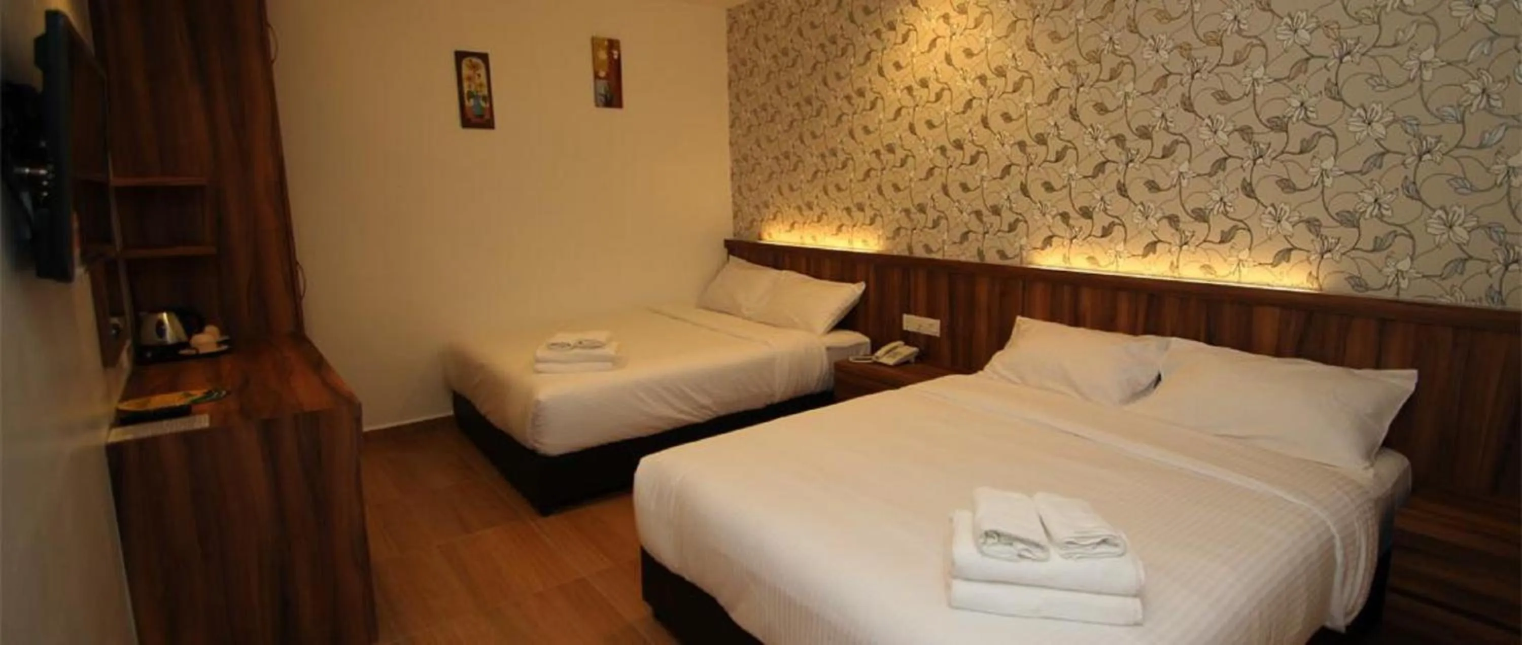 Bedroom, Bed in Century Inn Hotel