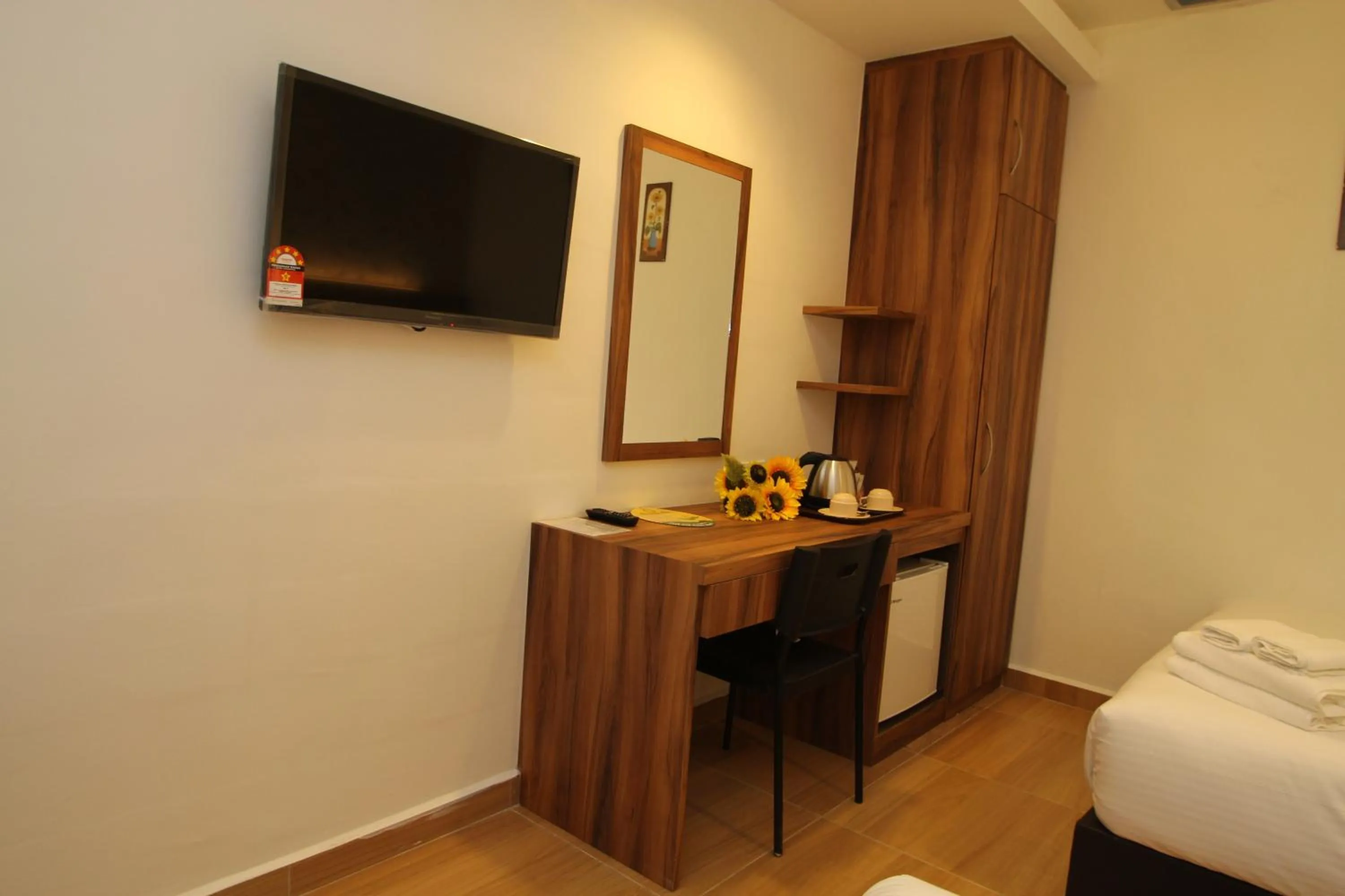 Bedroom, Bed in Century Inn Hotel