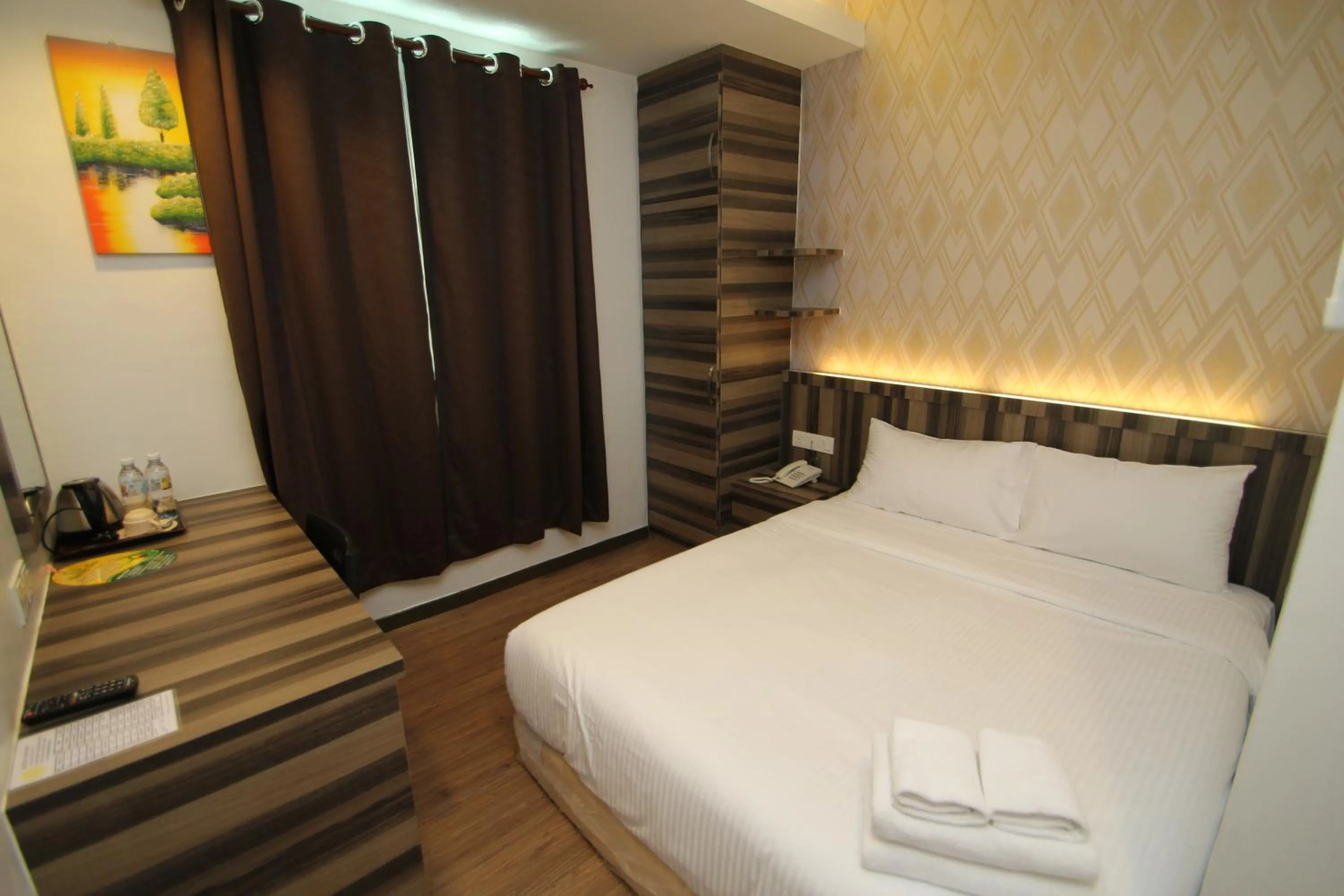 Bedroom, Bed in Century Inn Hotel