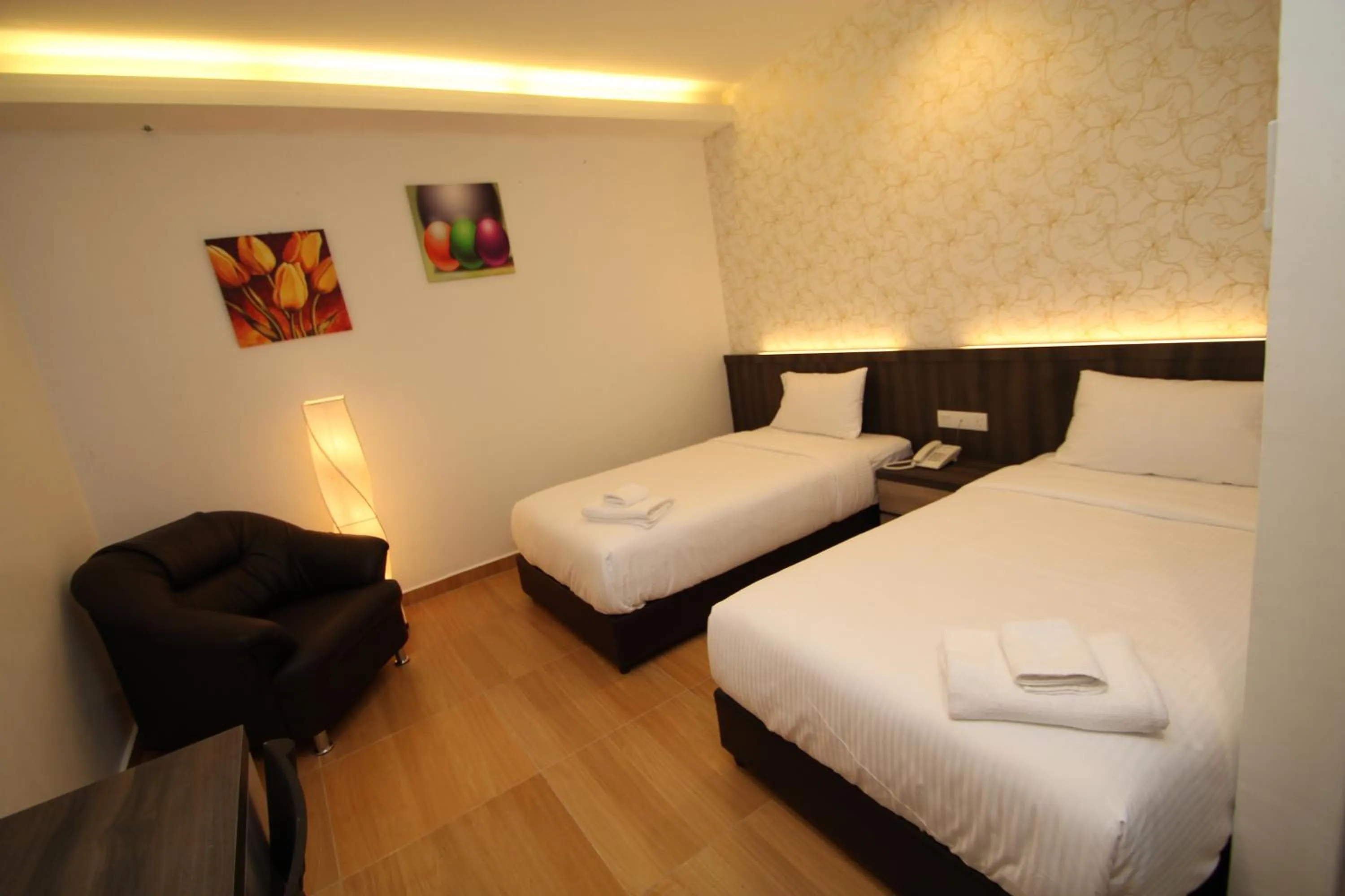 Bedroom, Bed in Century Inn Hotel