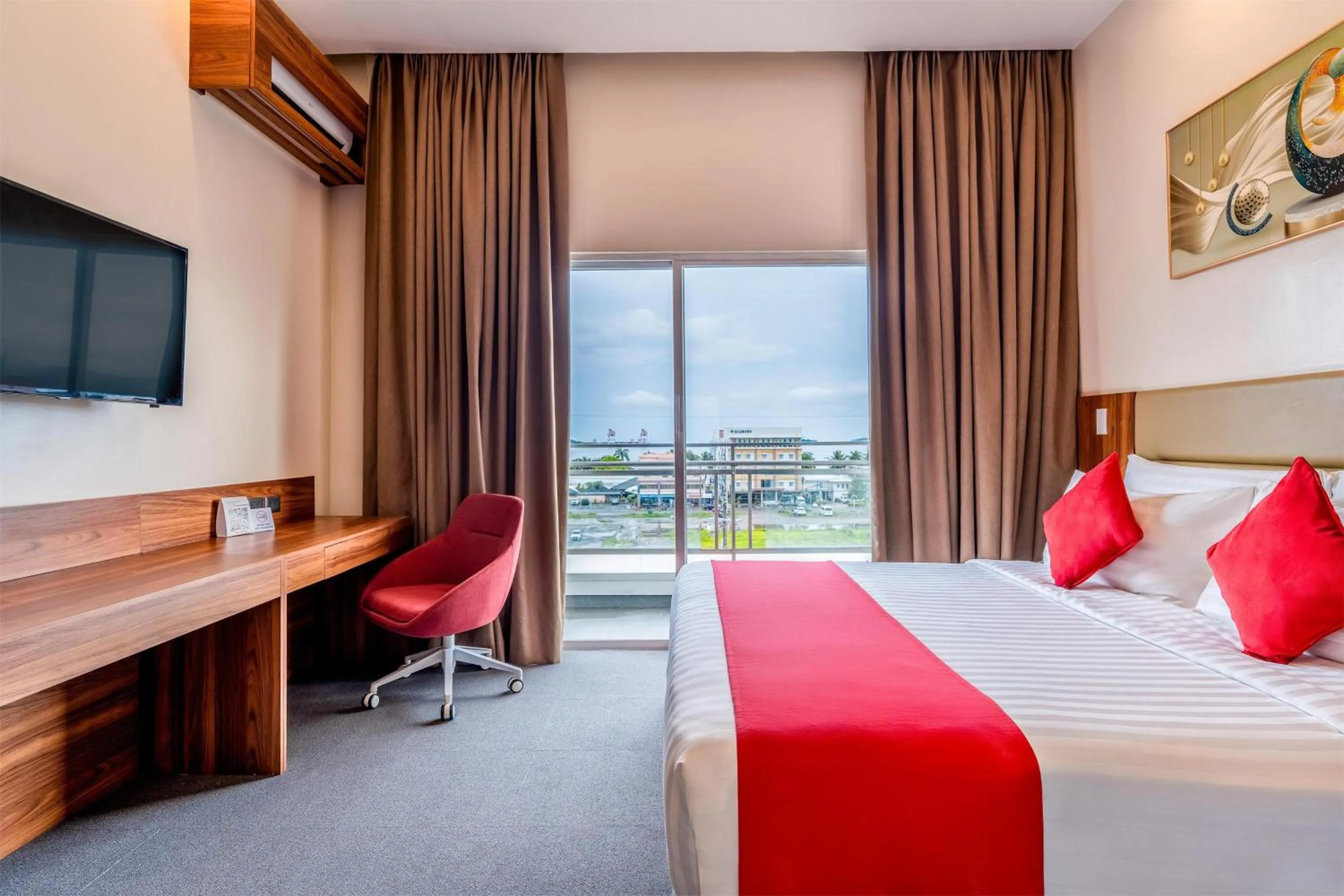 Photo of the whole room, Bed in Best Western Plus Hotel Subic