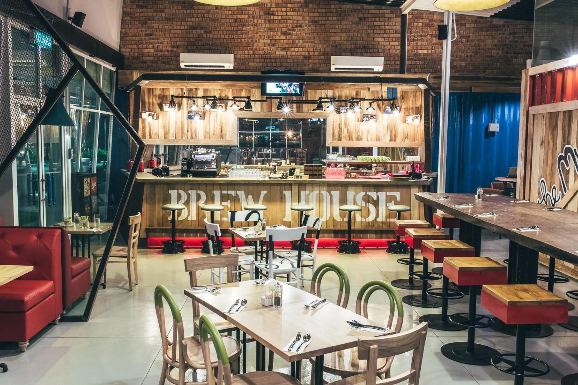 Restaurant/places to eat in Dash Box Hotel Cyberjaya