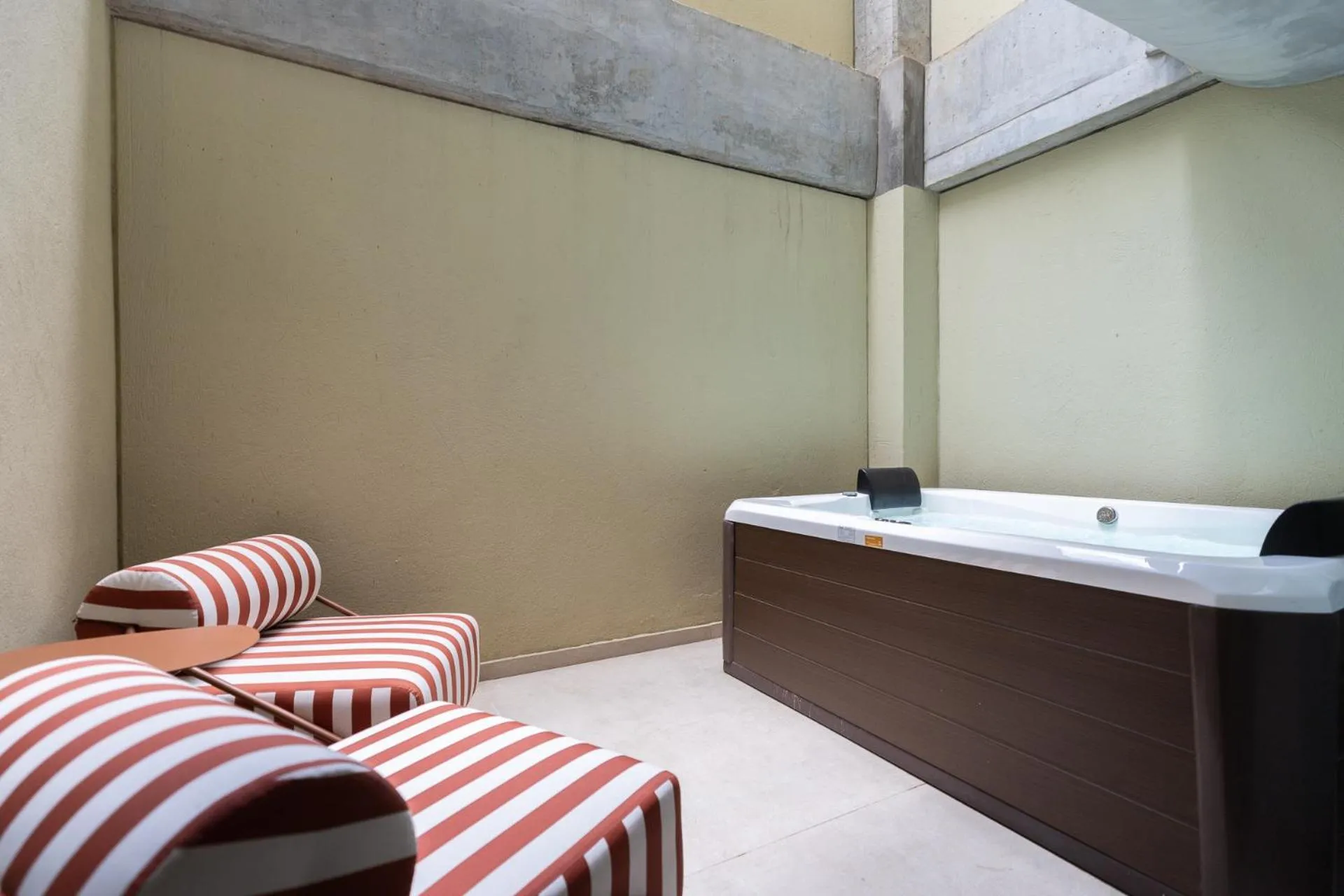 Hot Tub in BoH Collection