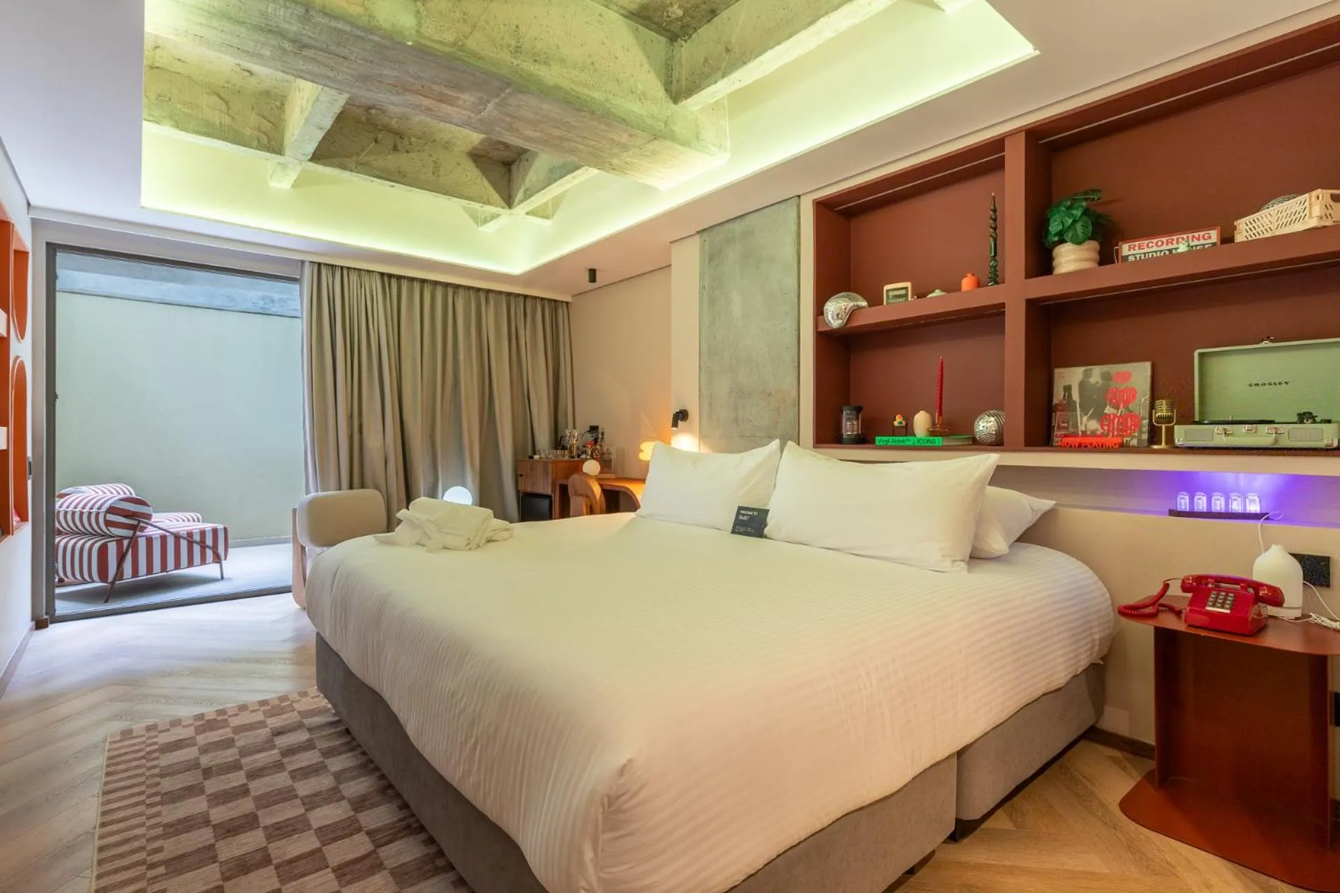 Photo of the whole room, Bed in BoH Collection