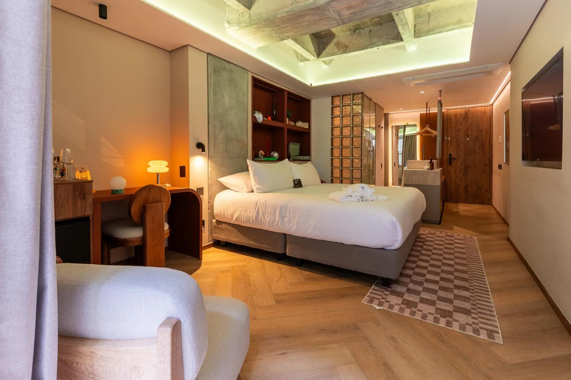 Photo of the whole room, Bed in BoH Collection