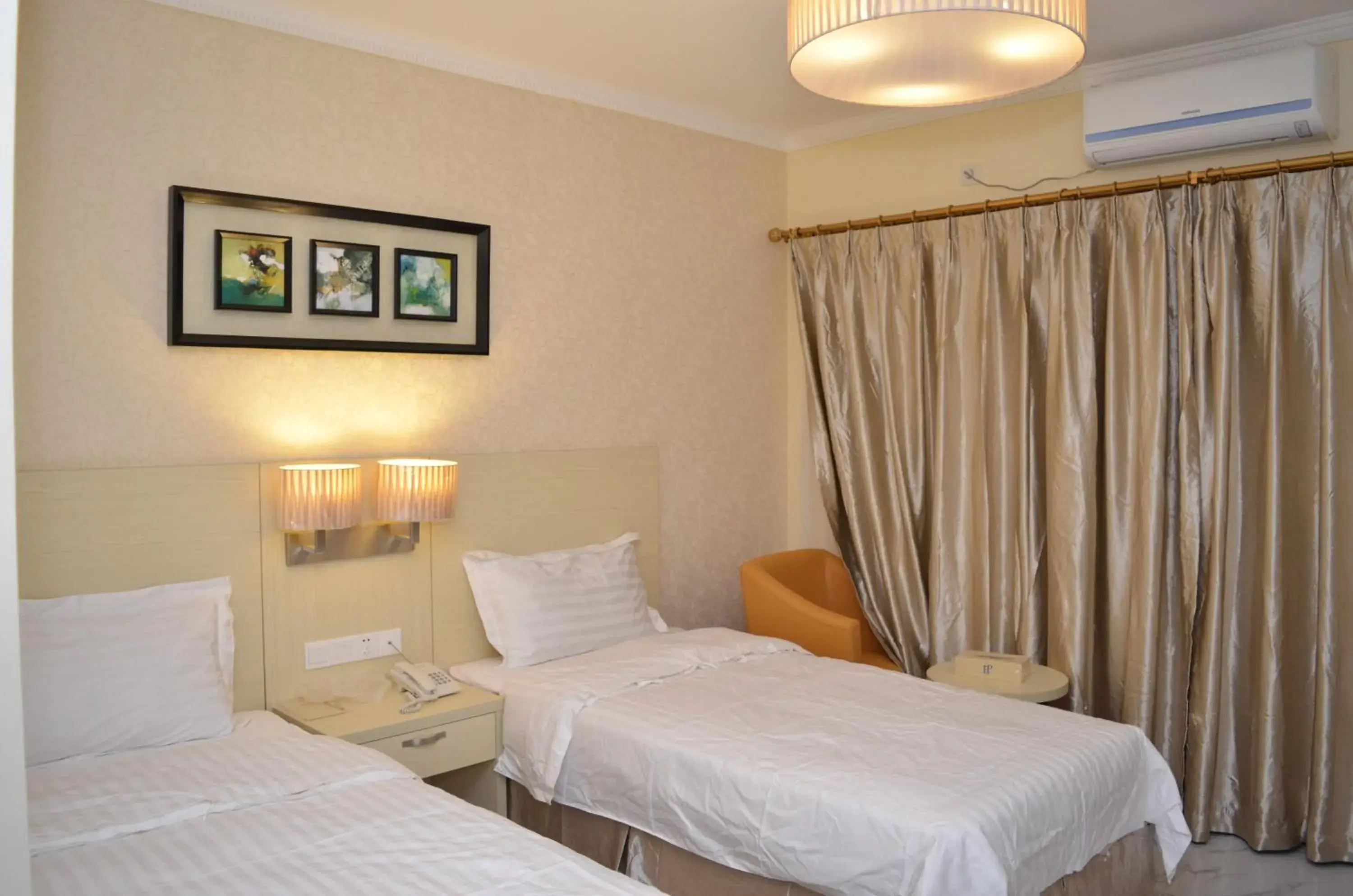 Twin Room - single occupancy in Hotel Pacific, Lda Twin Room - single occupancy in Hotel Pacific, Lda