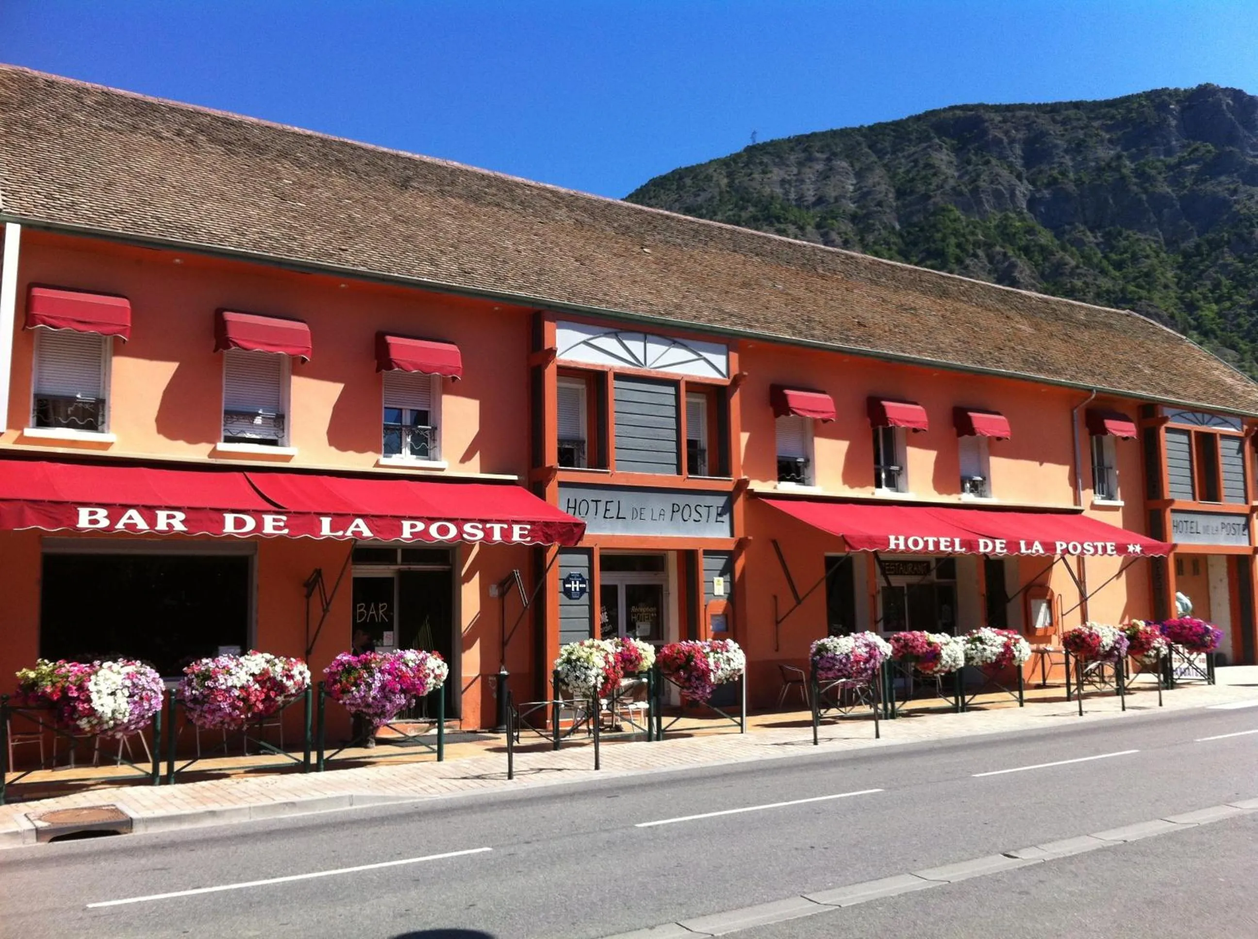 Property building in Hotel De La Poste