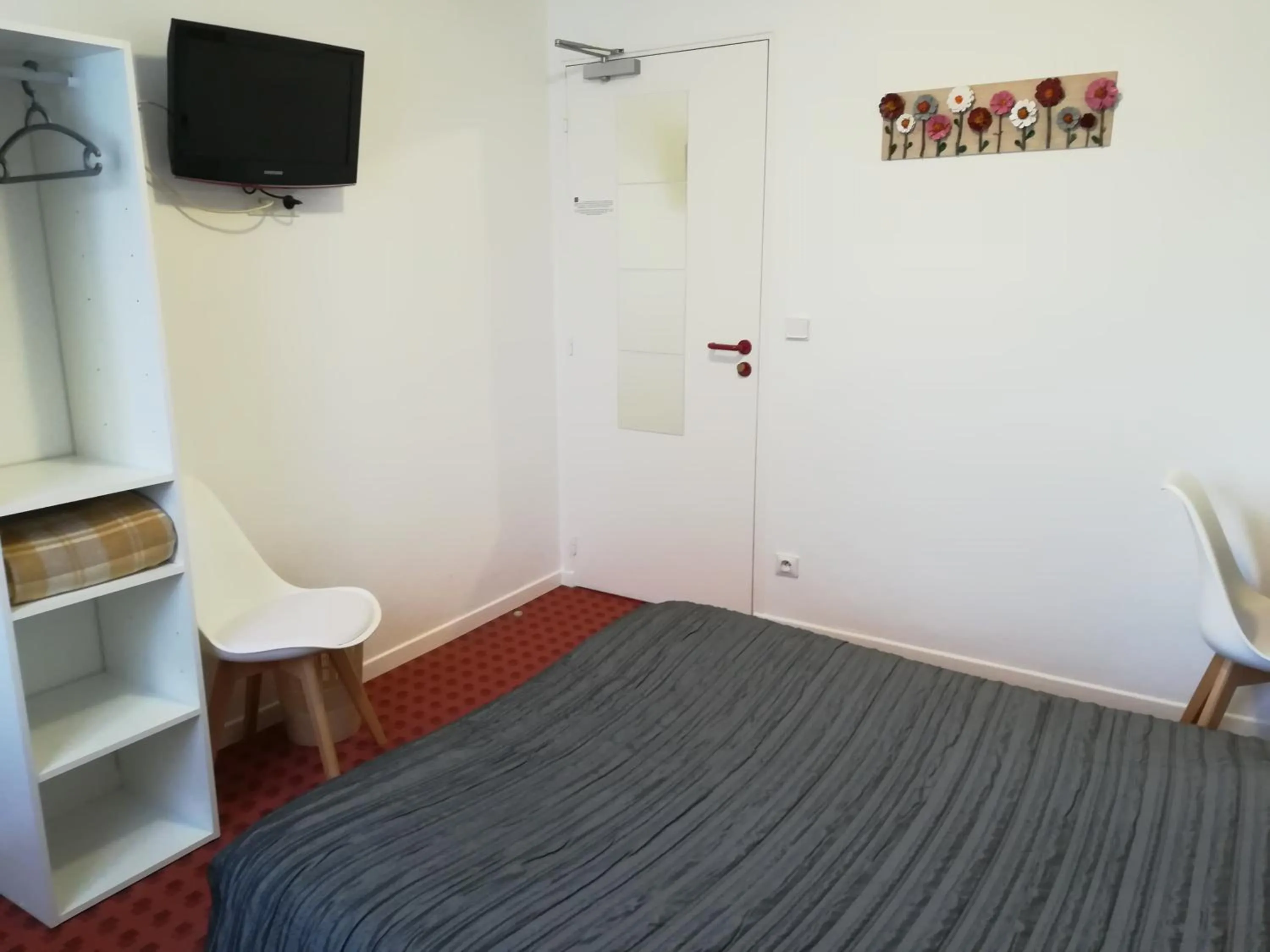 Shower, Bed in Hotel De La Poste