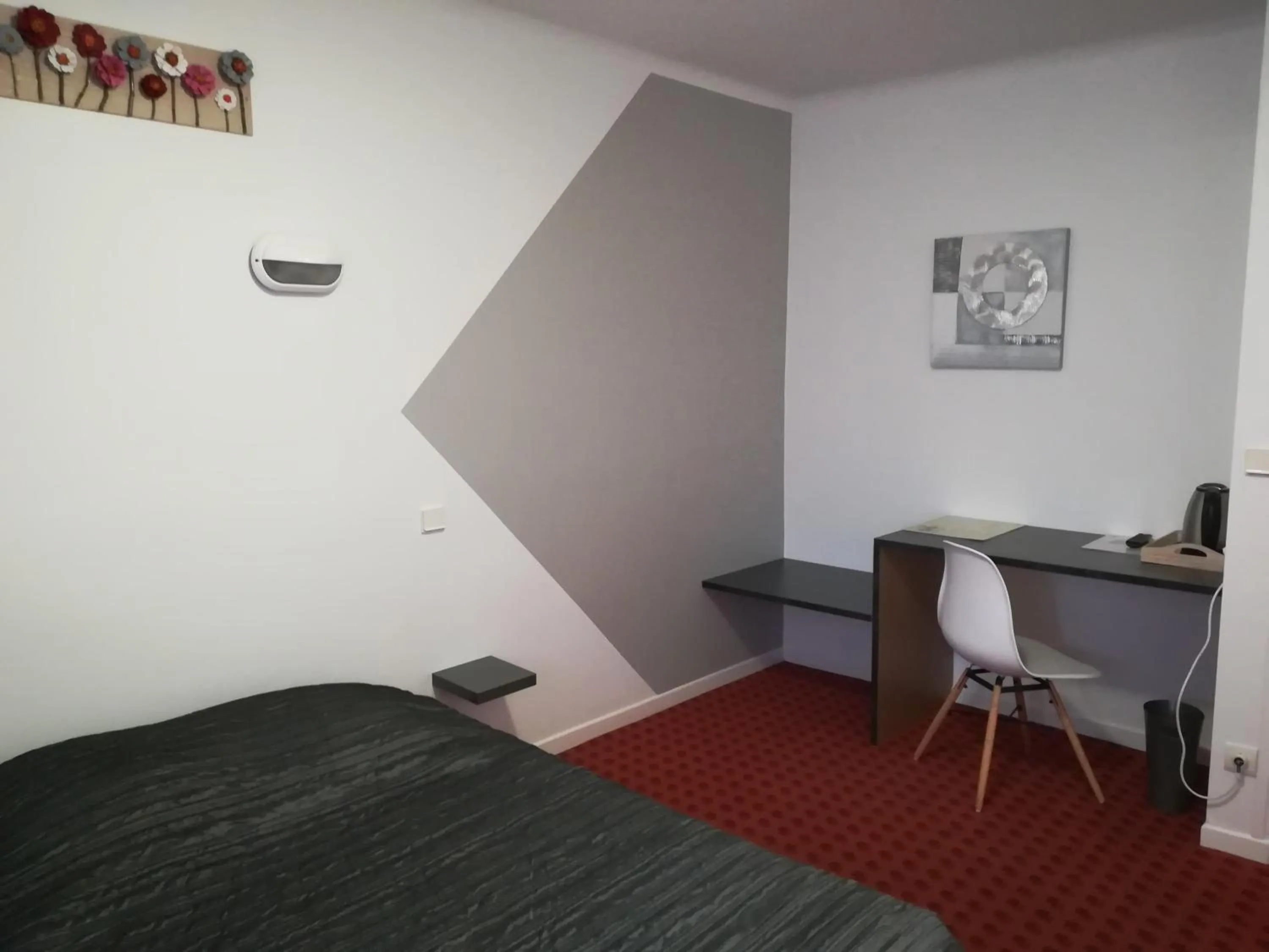 Shower, Bed in Hotel De La Poste