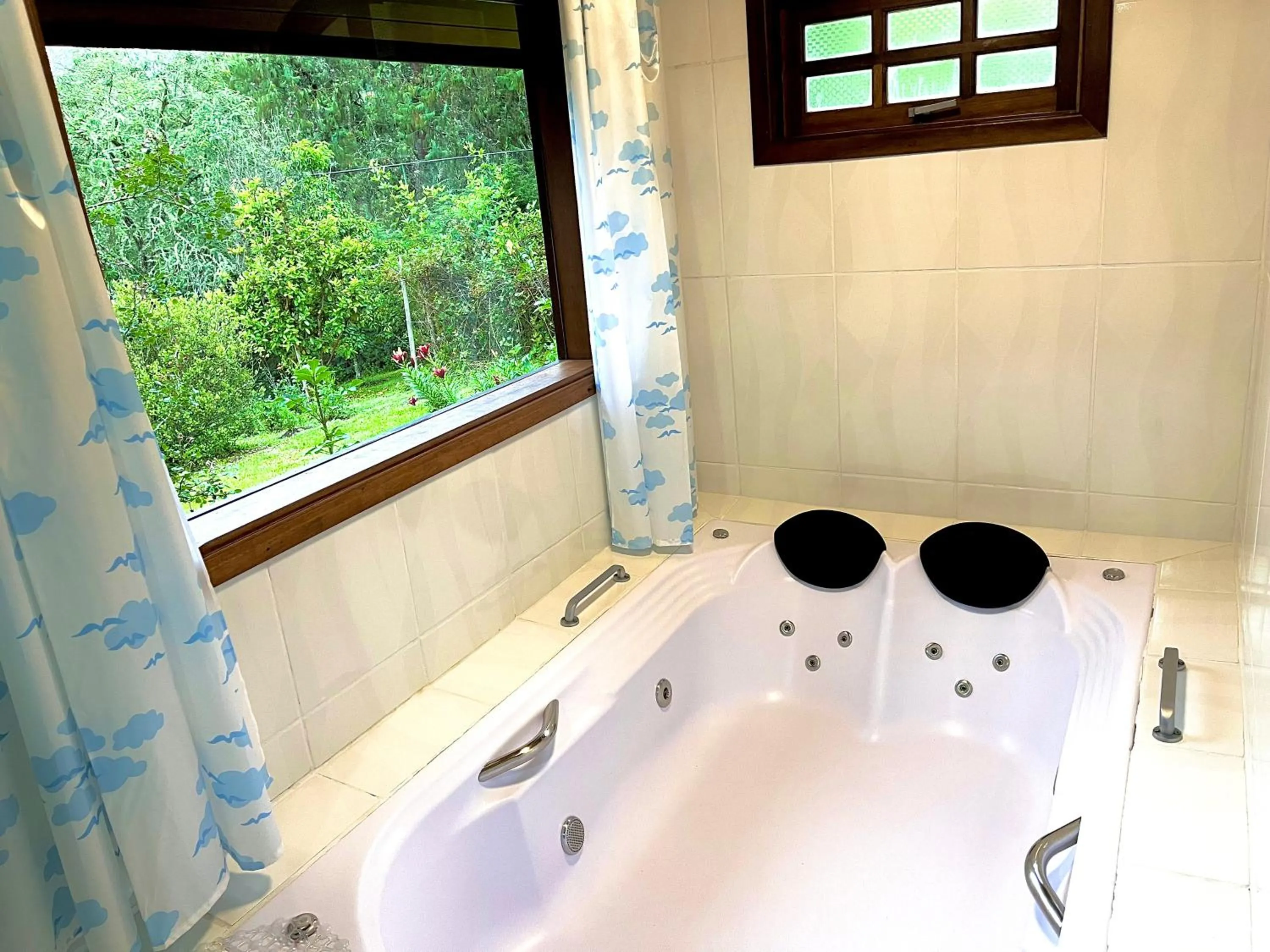 Hot Tub in Emy Pousada