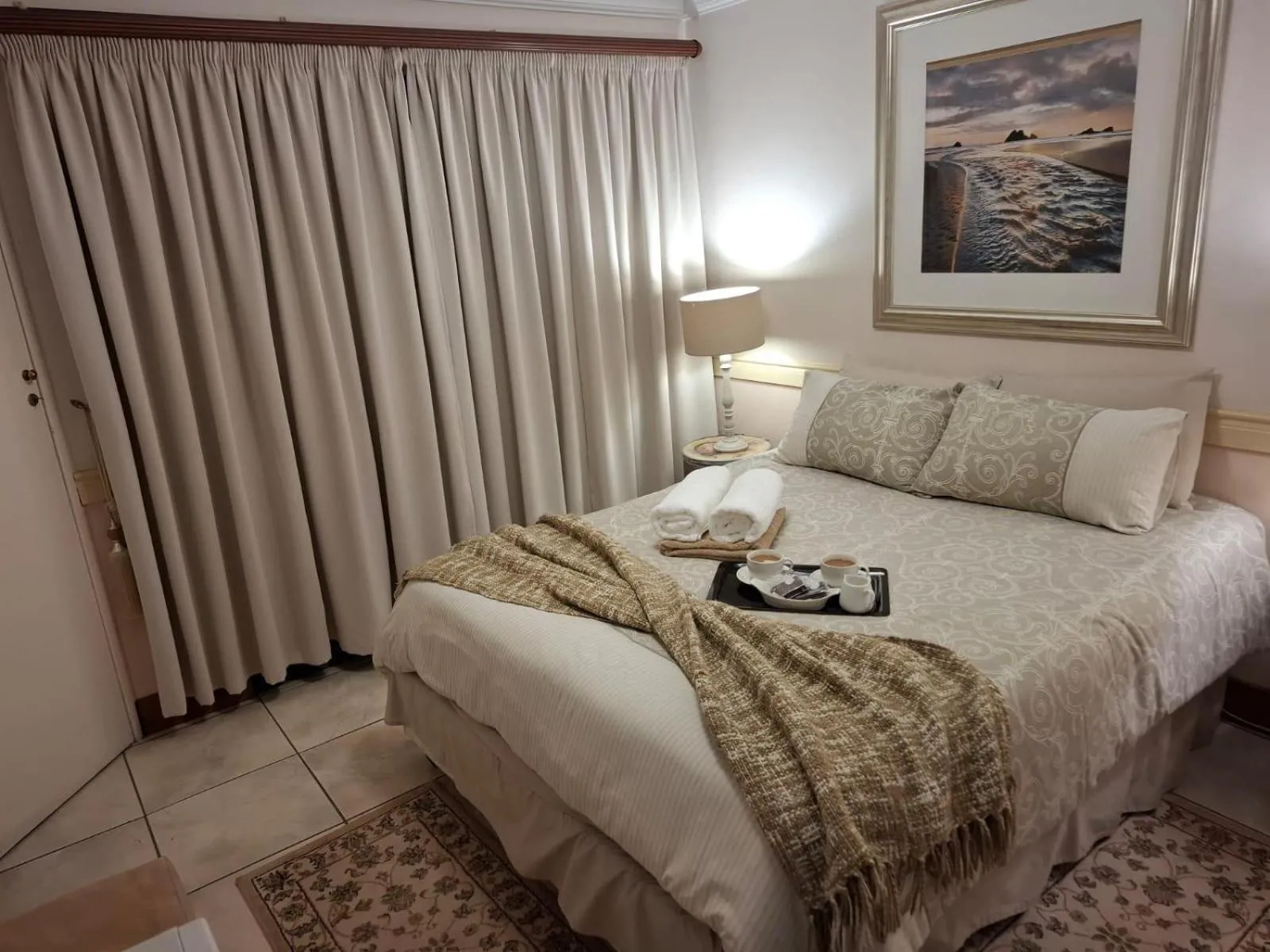Deluxe Queen Room - single occupancy in The Clubhouse Guesthouse