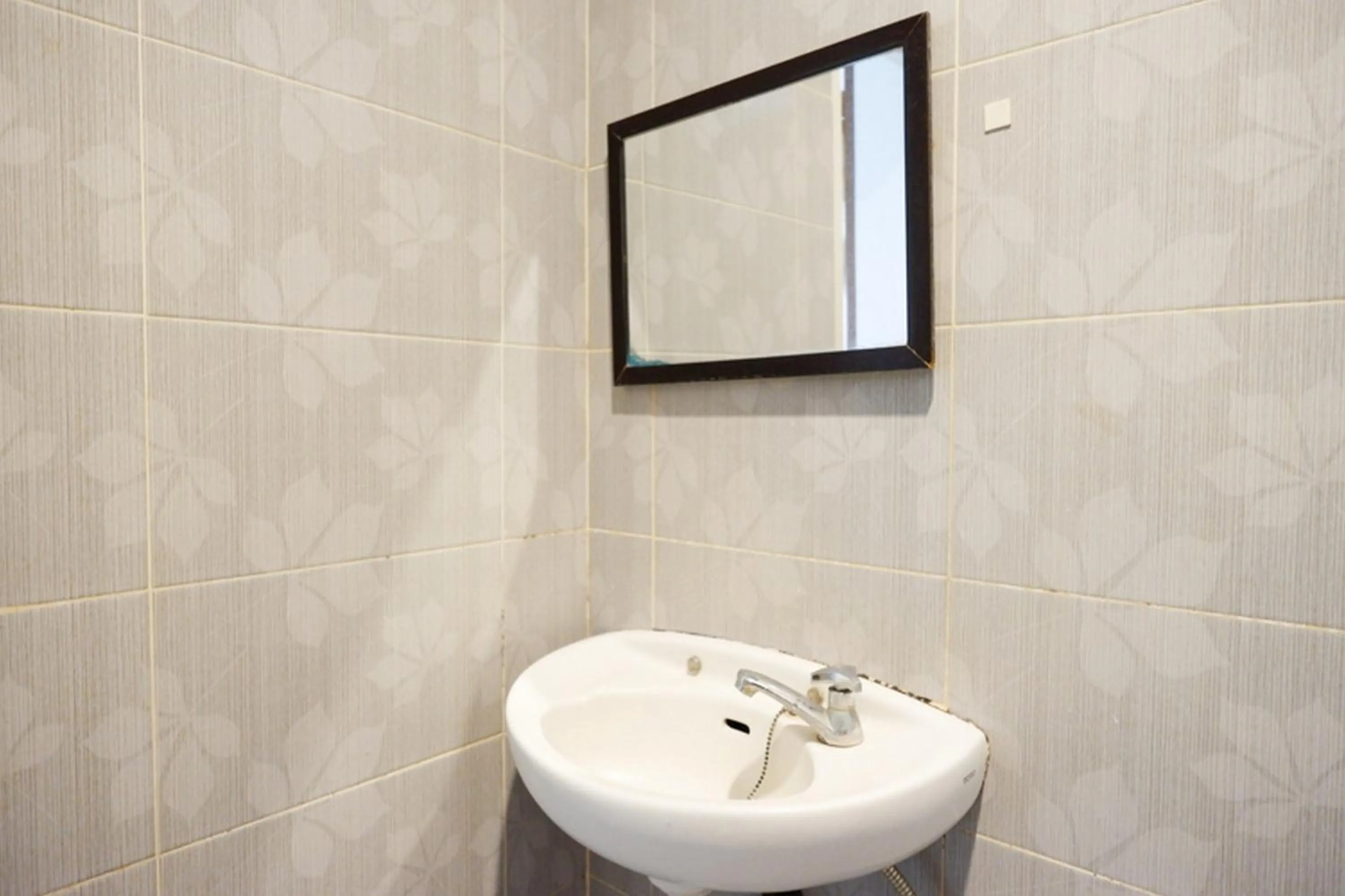 Bathroom in RedDoorz at Solo Baru