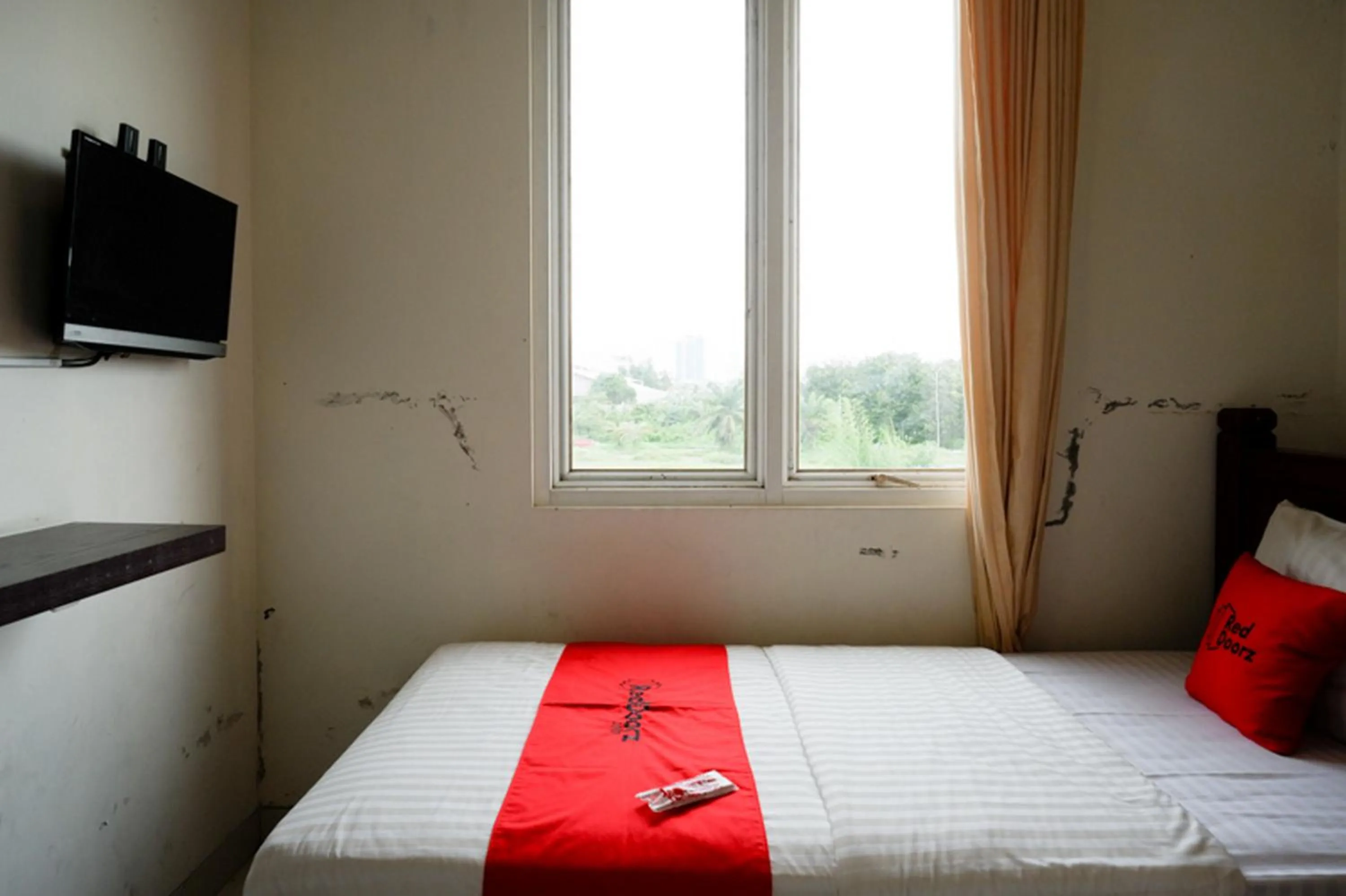 Bedroom, Bed in RedDoorz at Solo Baru