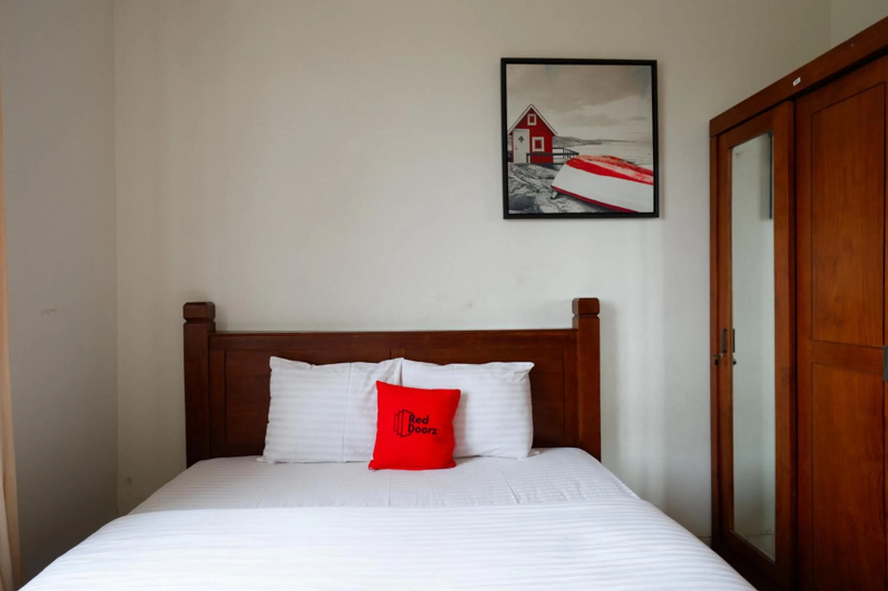 Bedroom, Bed in RedDoorz at Solo Baru