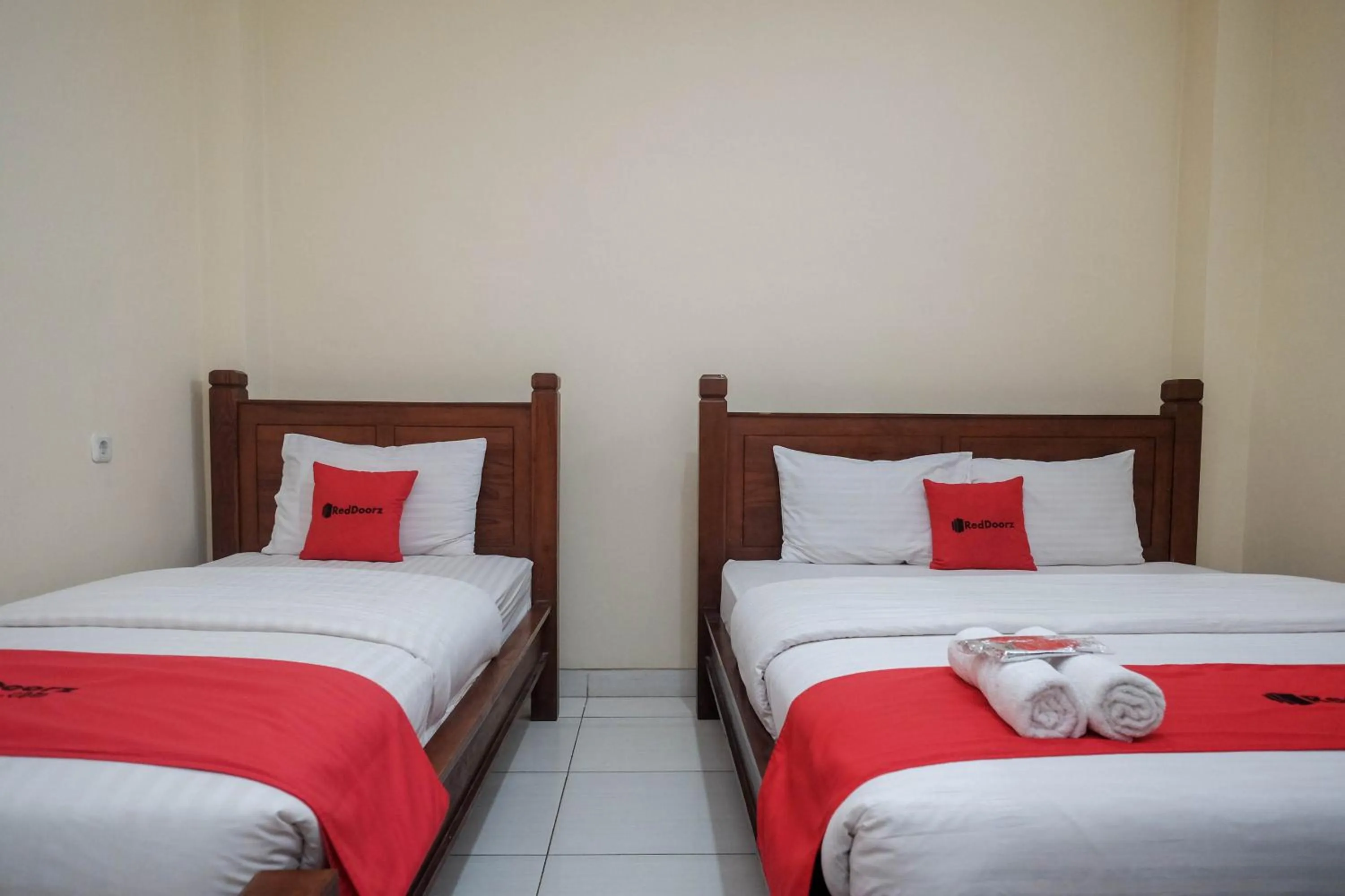 Bedroom, Bed in RedDoorz at Solo Baru