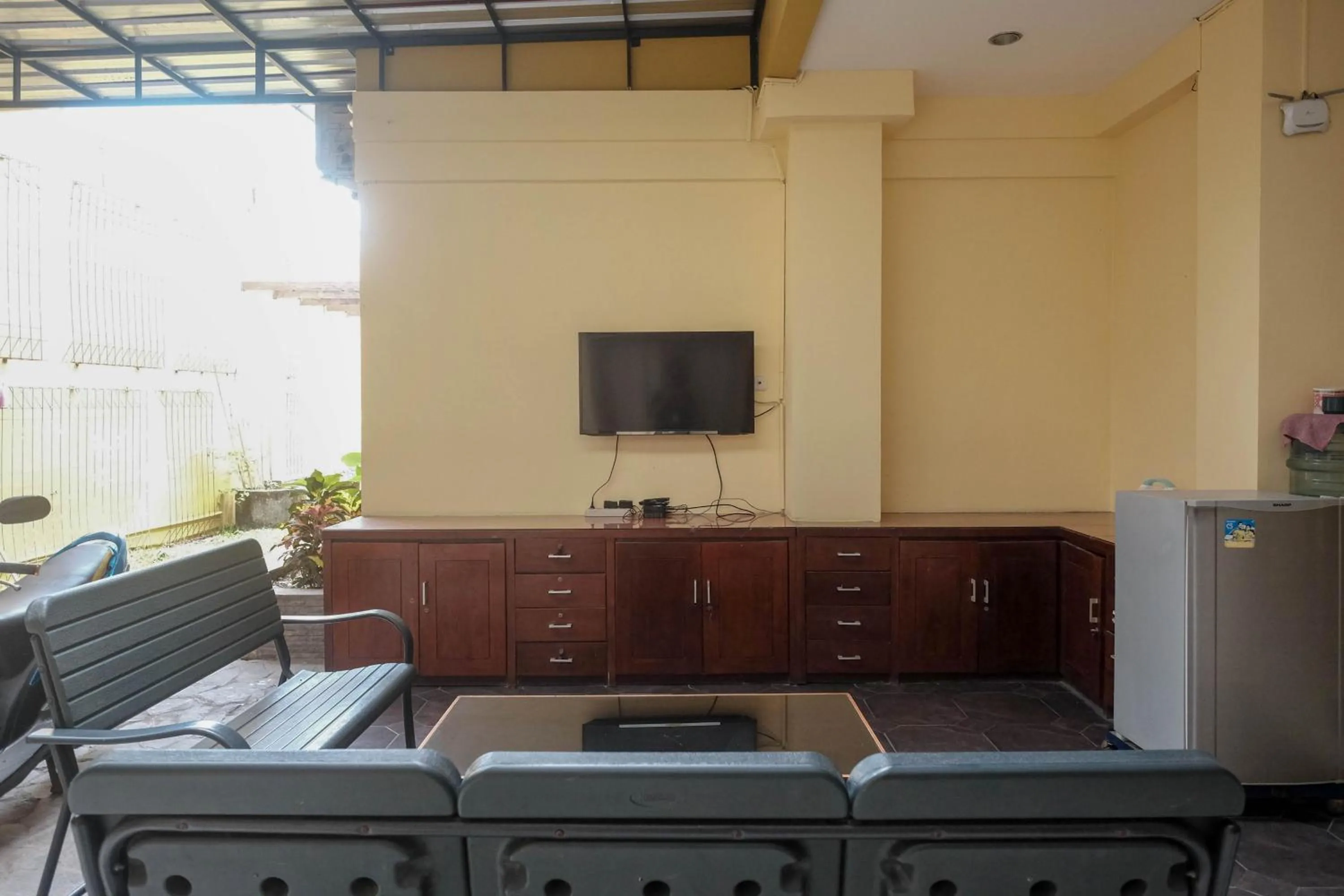 Seating area in RedDoorz at Solo Baru