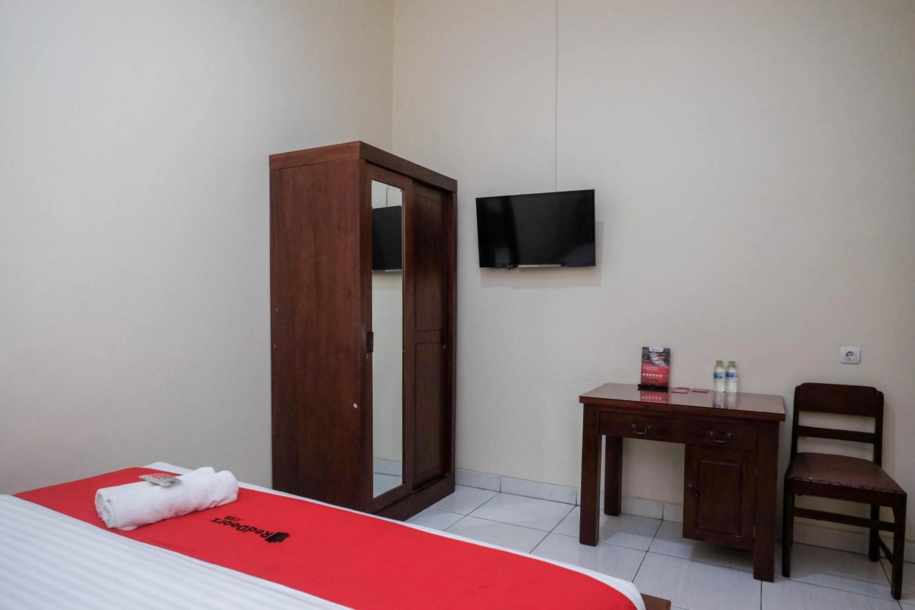 Bedroom, Bed in RedDoorz at Solo Baru