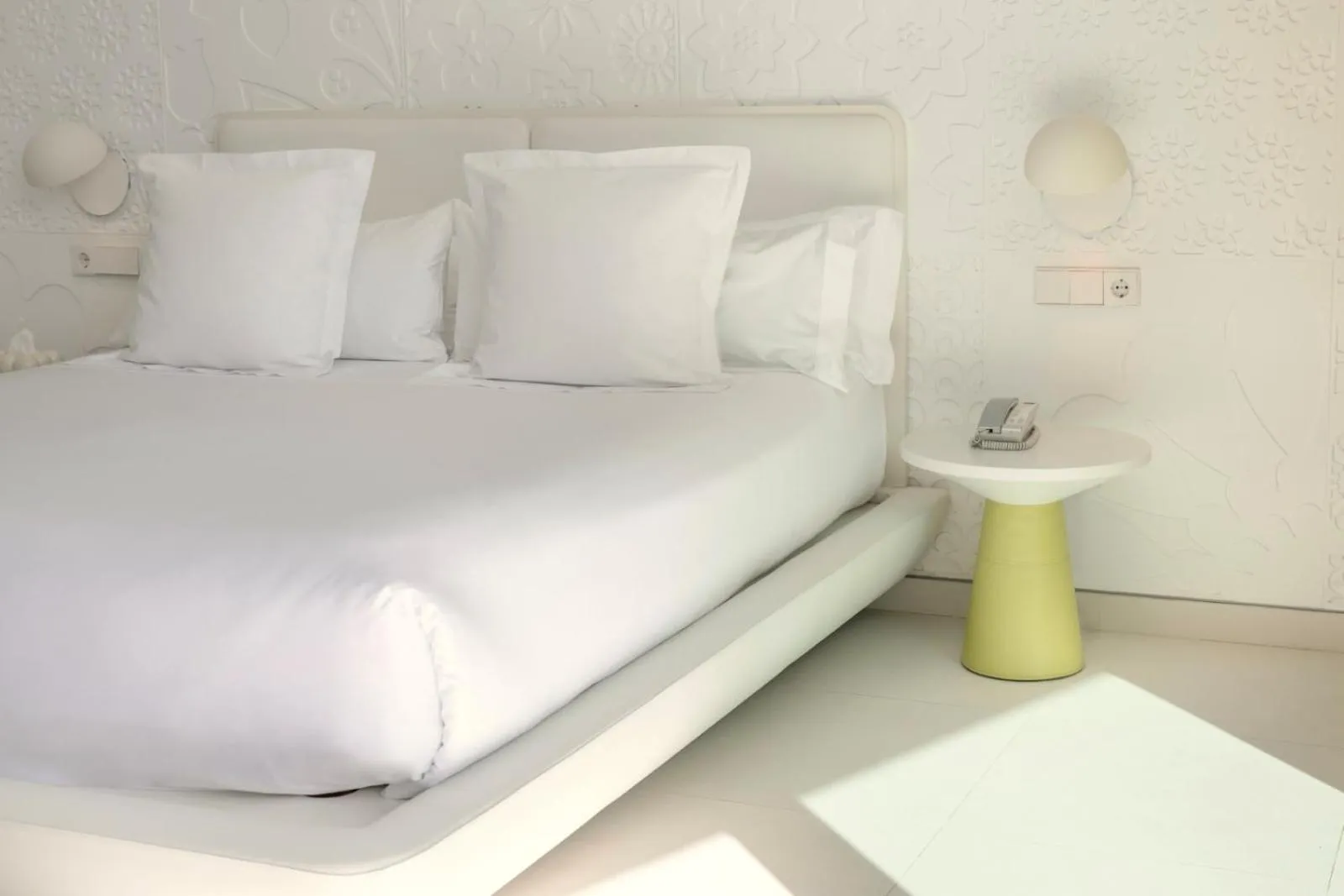 Bedroom, Bed in The Donna Portals