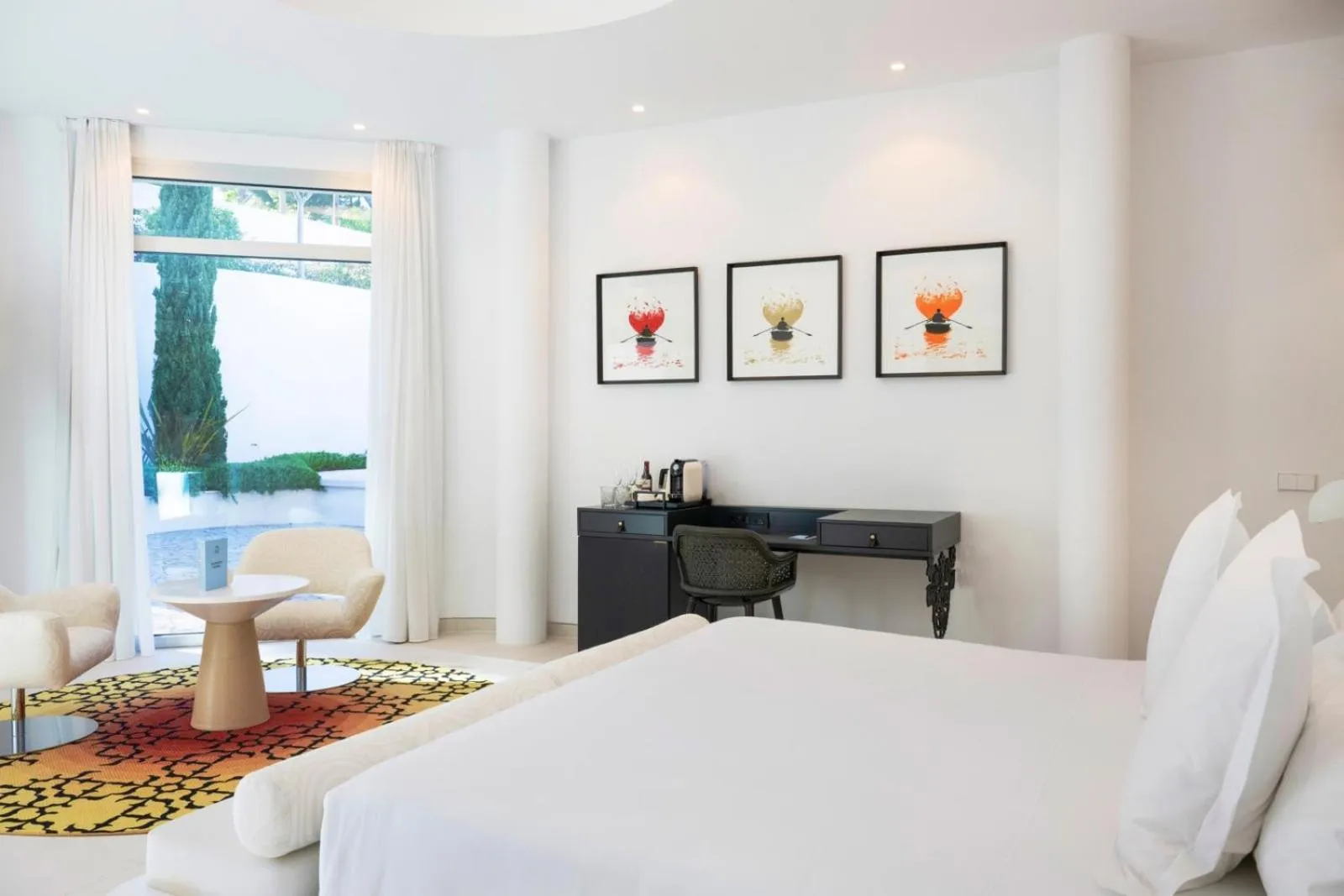 Photo of the whole room, Bed in The Donna Portals