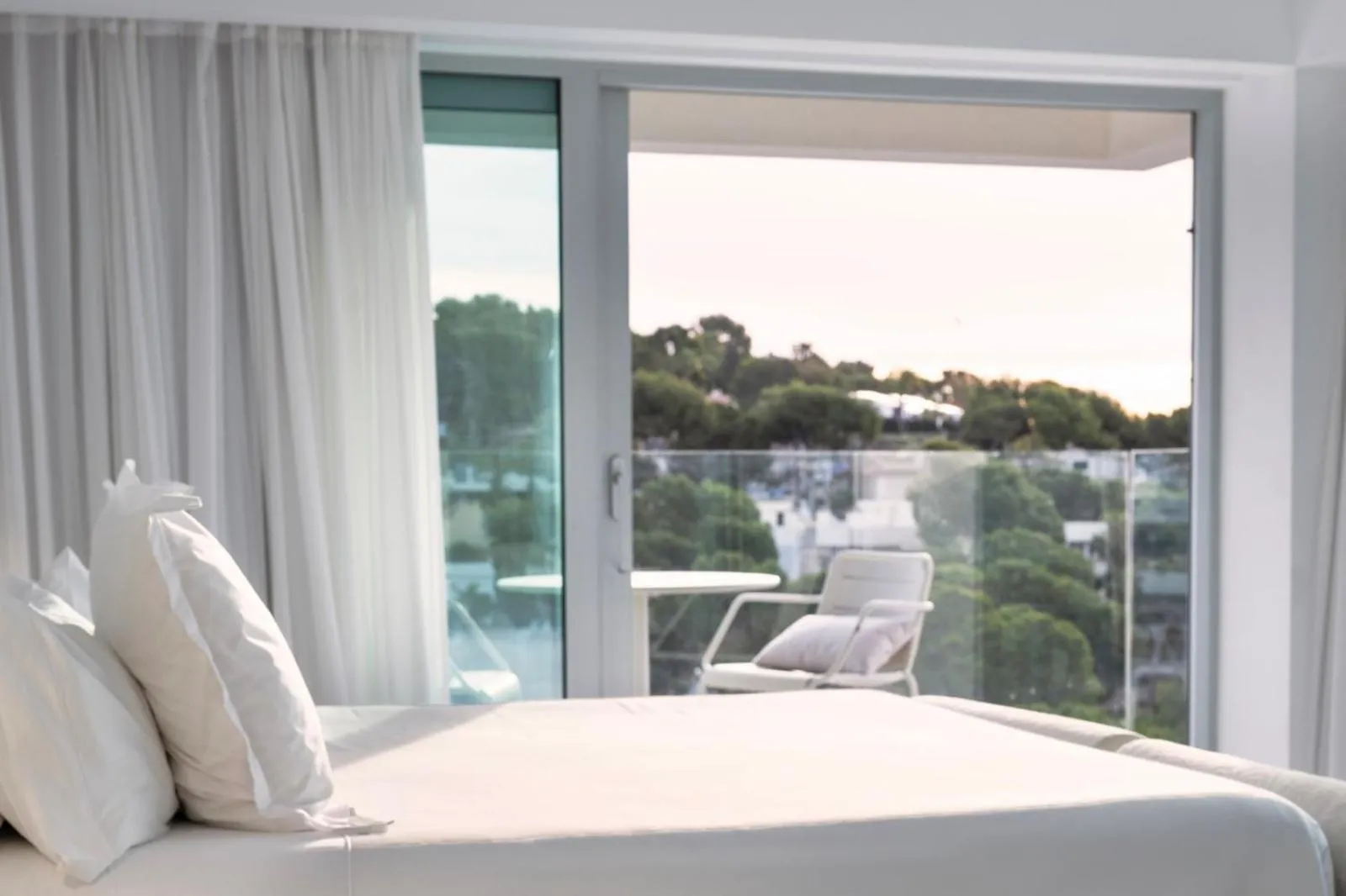 Photo of the whole room, Bed in The Donna Portals