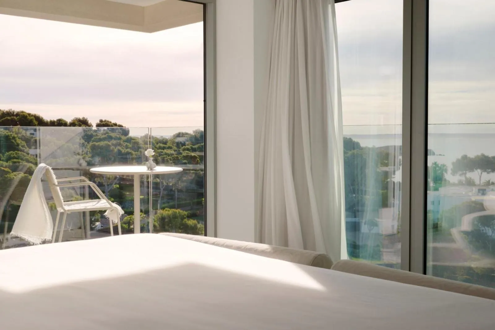 Photo of the whole room, Bed in The Donna Portals