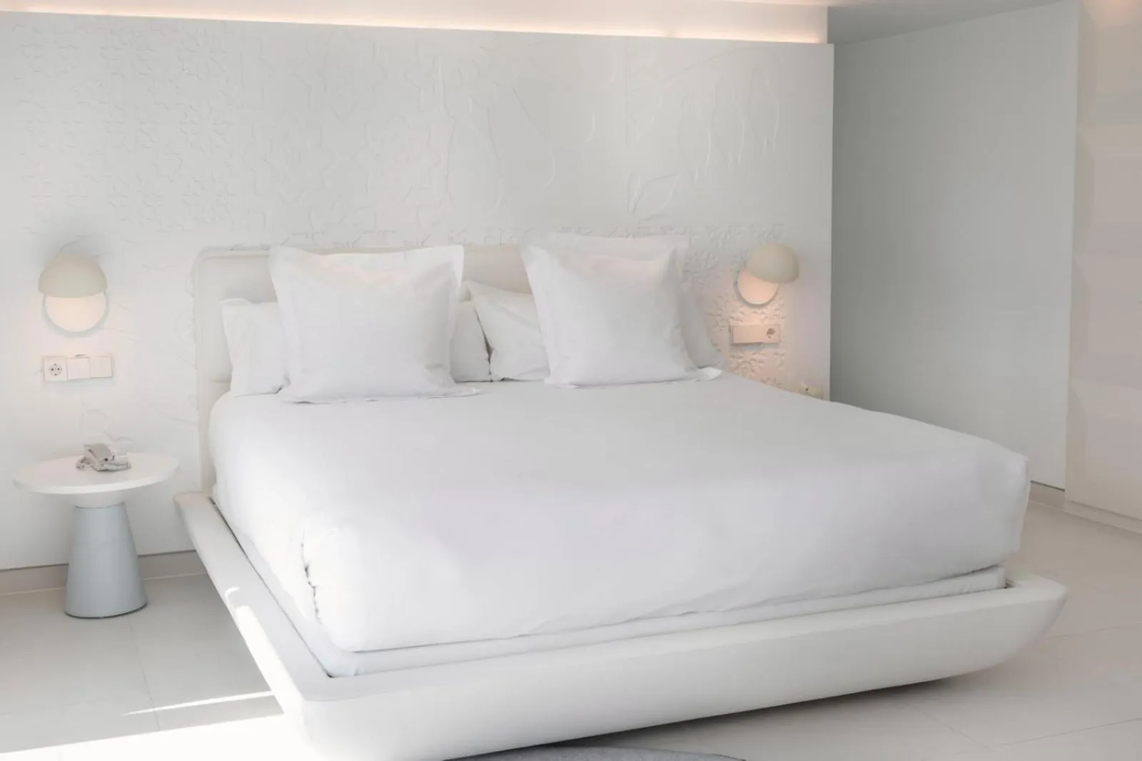 Bedroom, Bed in The Donna Portals