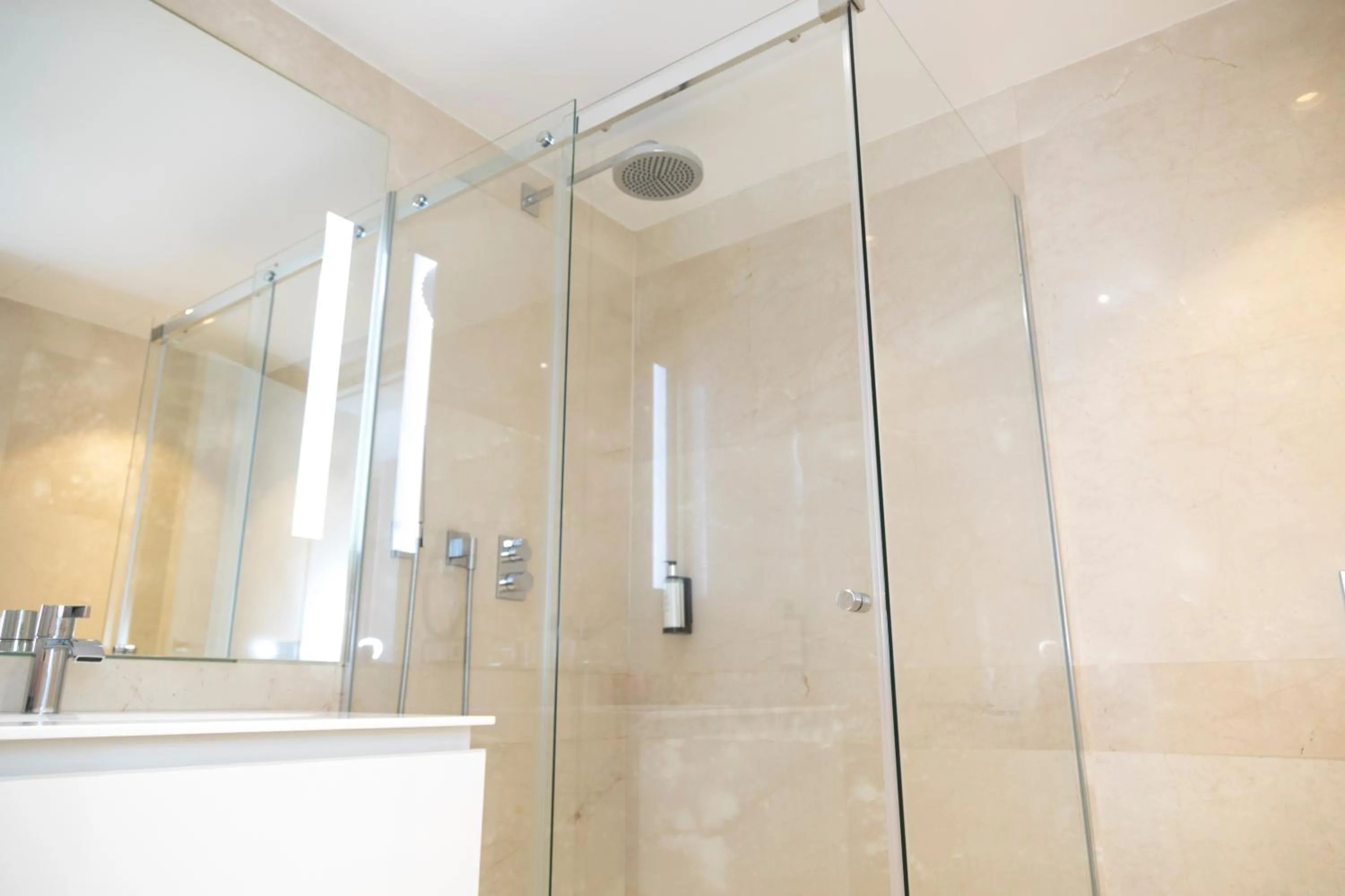 Shower in SmartRental Collection Centric II