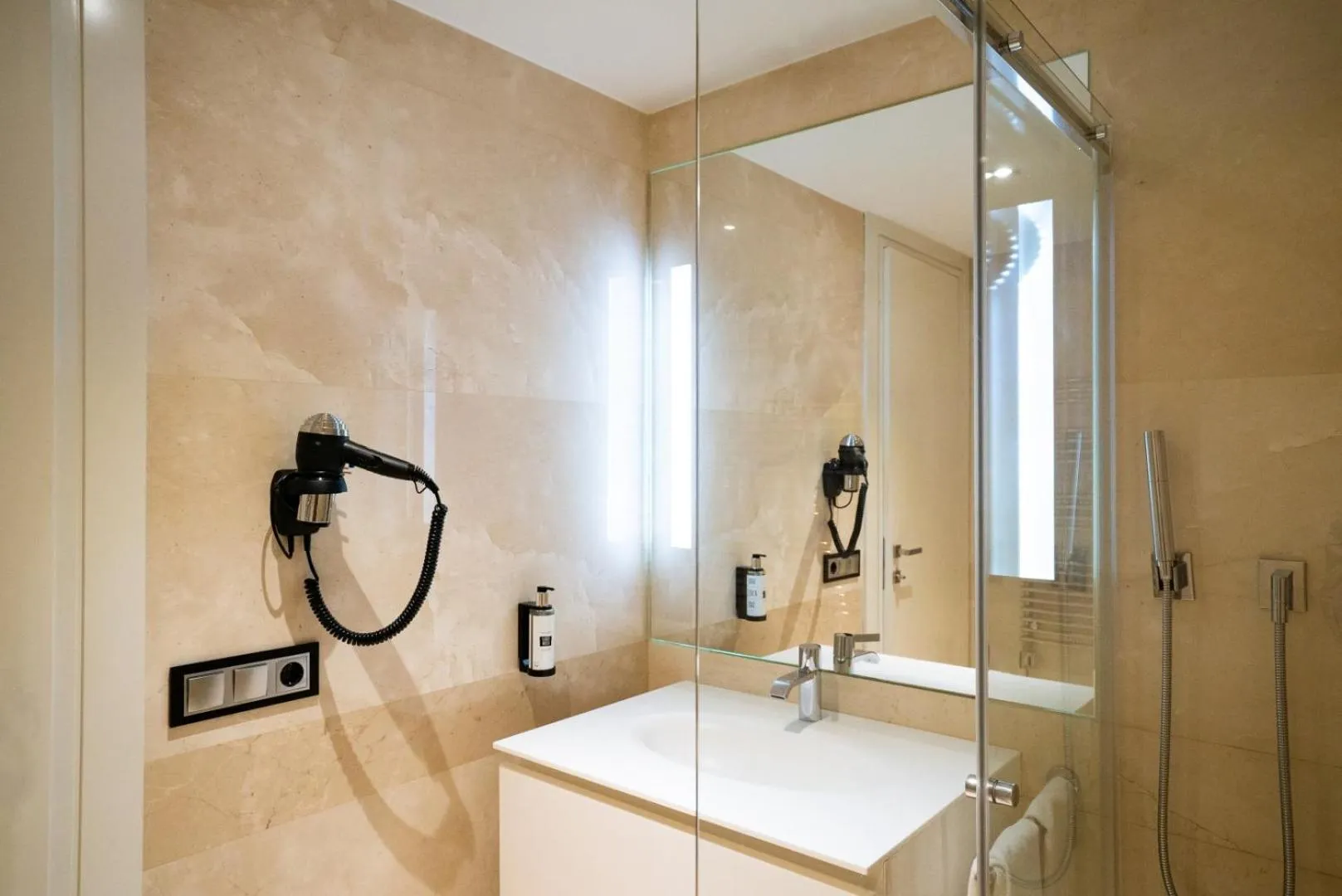 Shower in SmartRental Collection Centric II