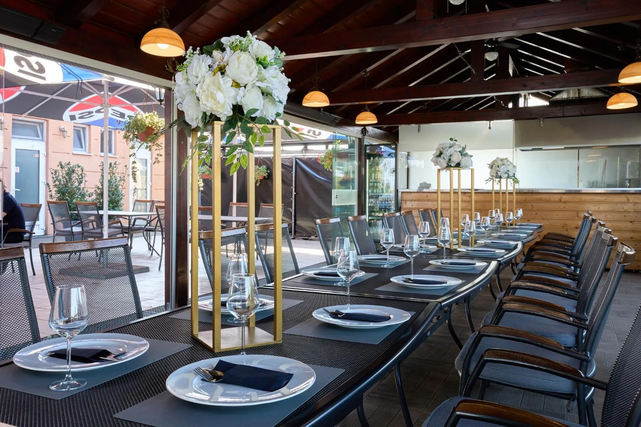 Restaurant/places to eat in Hotel Phoenix