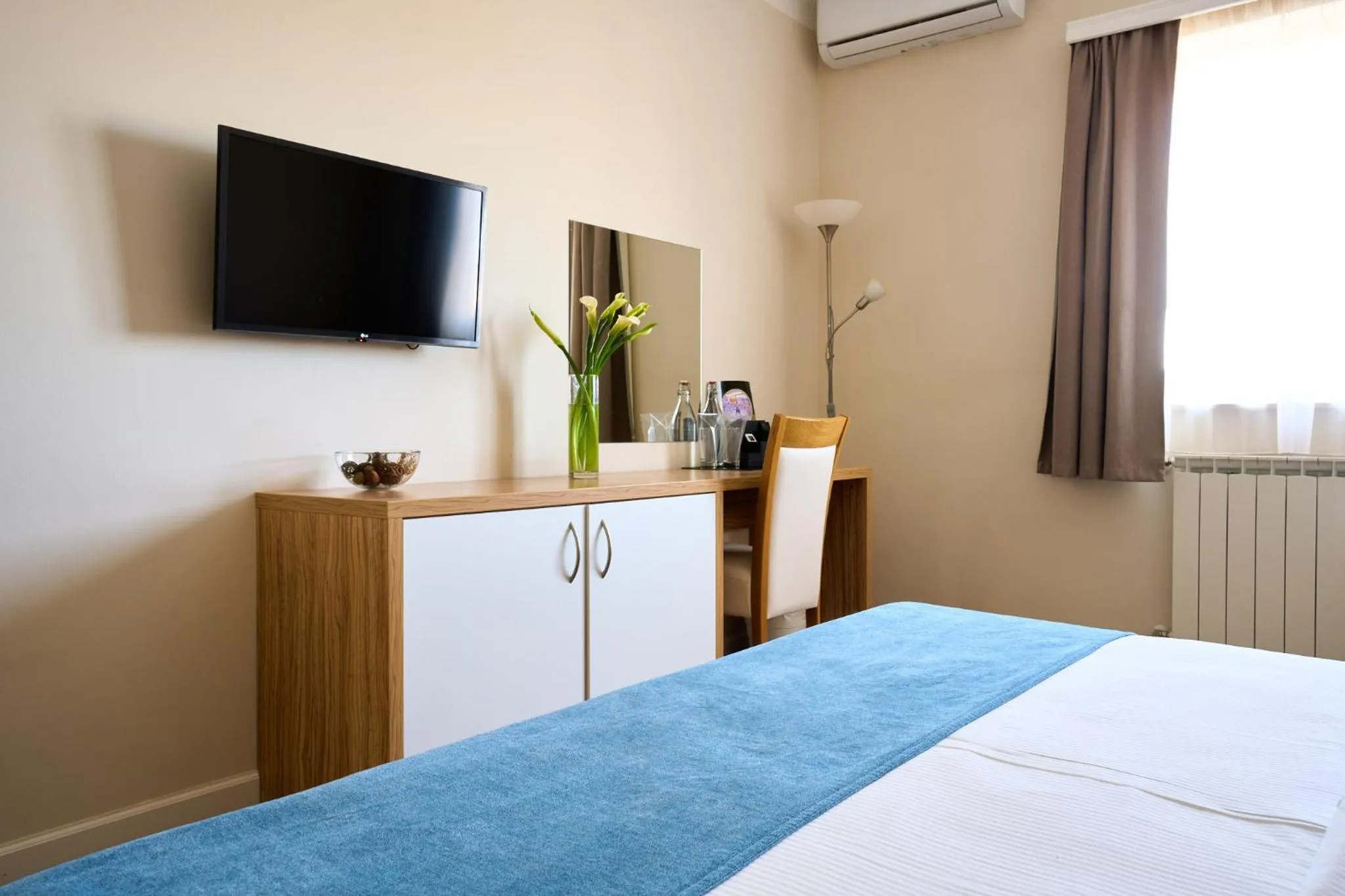 TV and multimedia, Bed in Hotel Phoenix