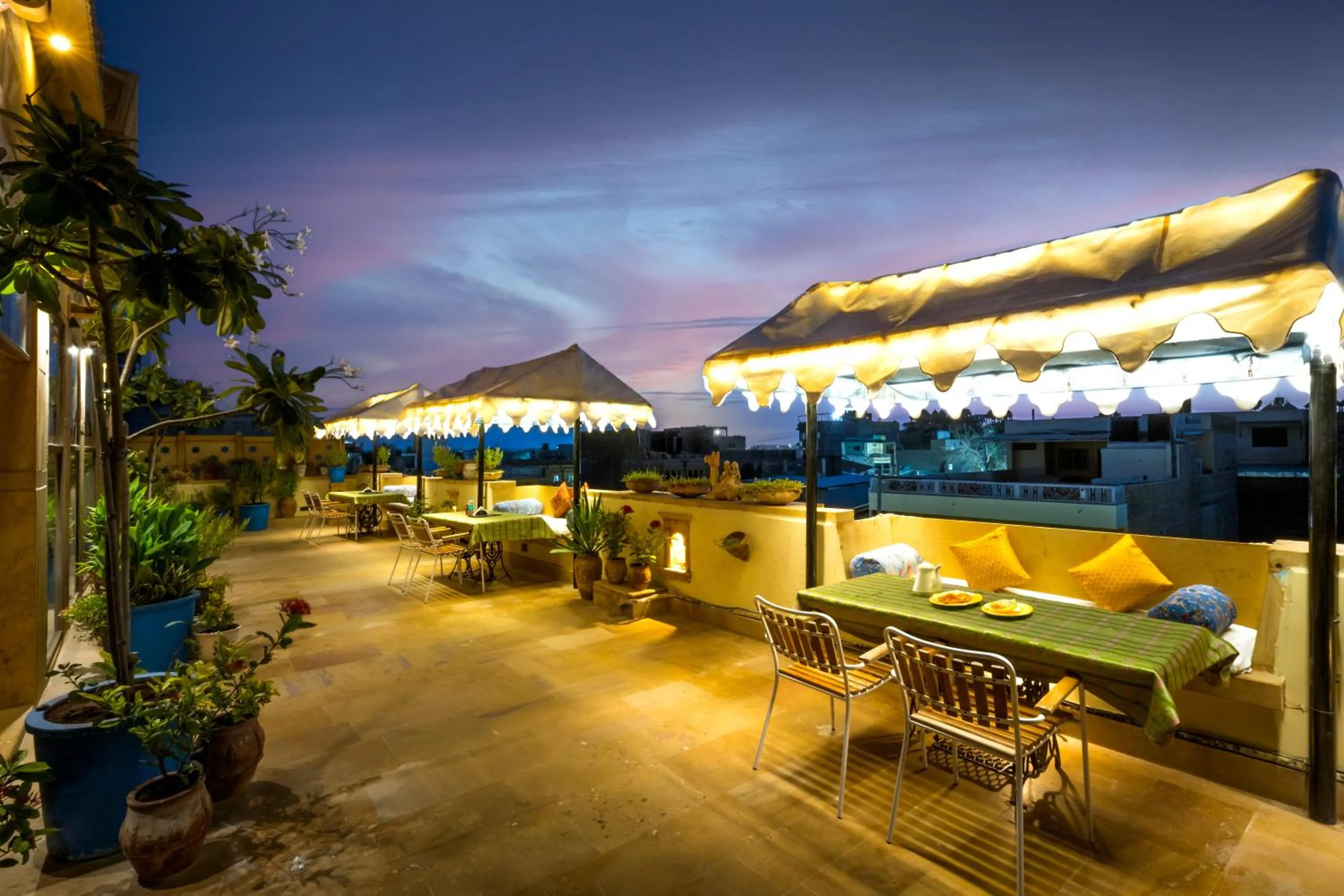 Restaurant/places to eat in Hotel Heritage House