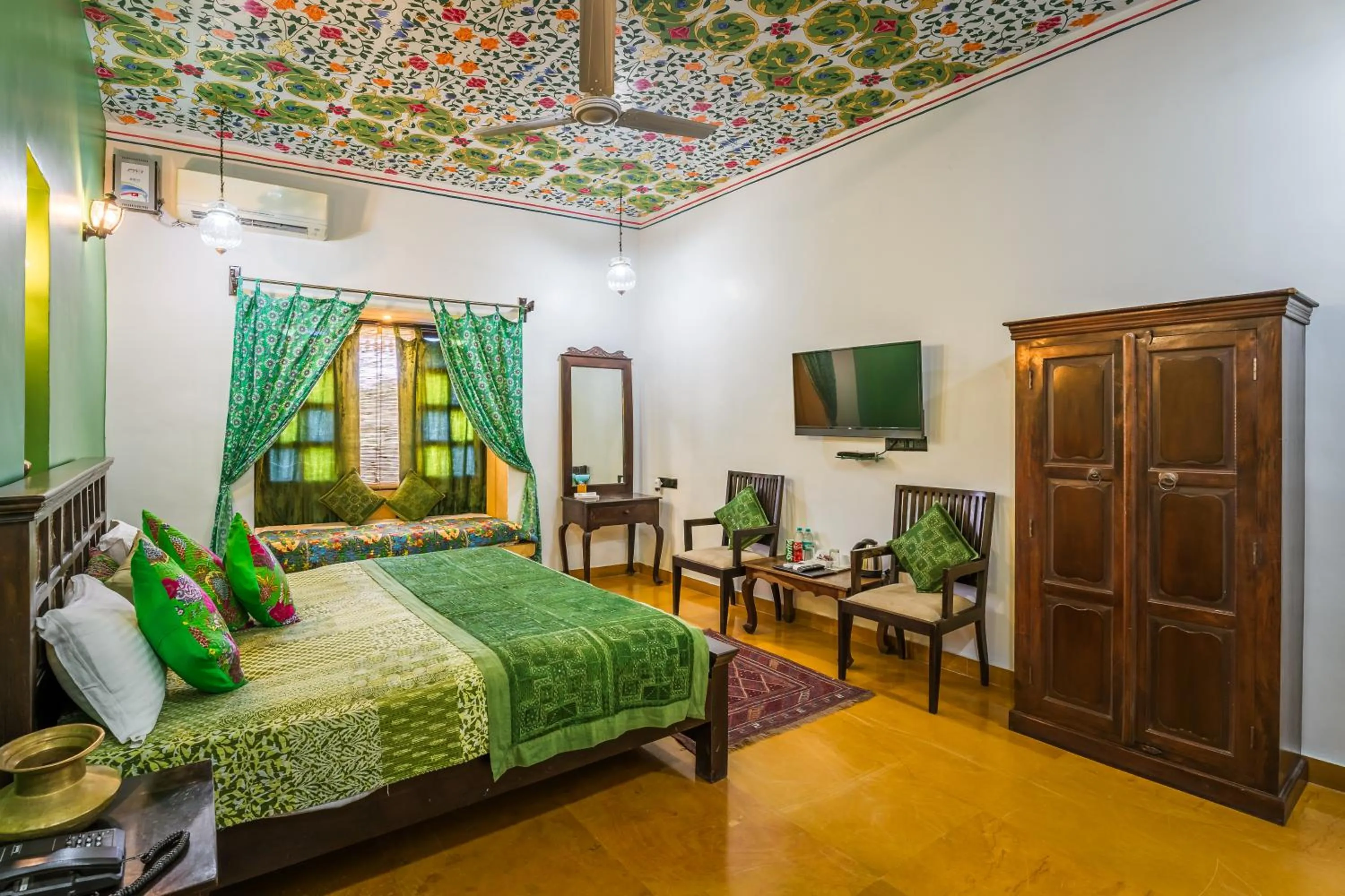 View (from property/room), Bed in Hotel Heritage House