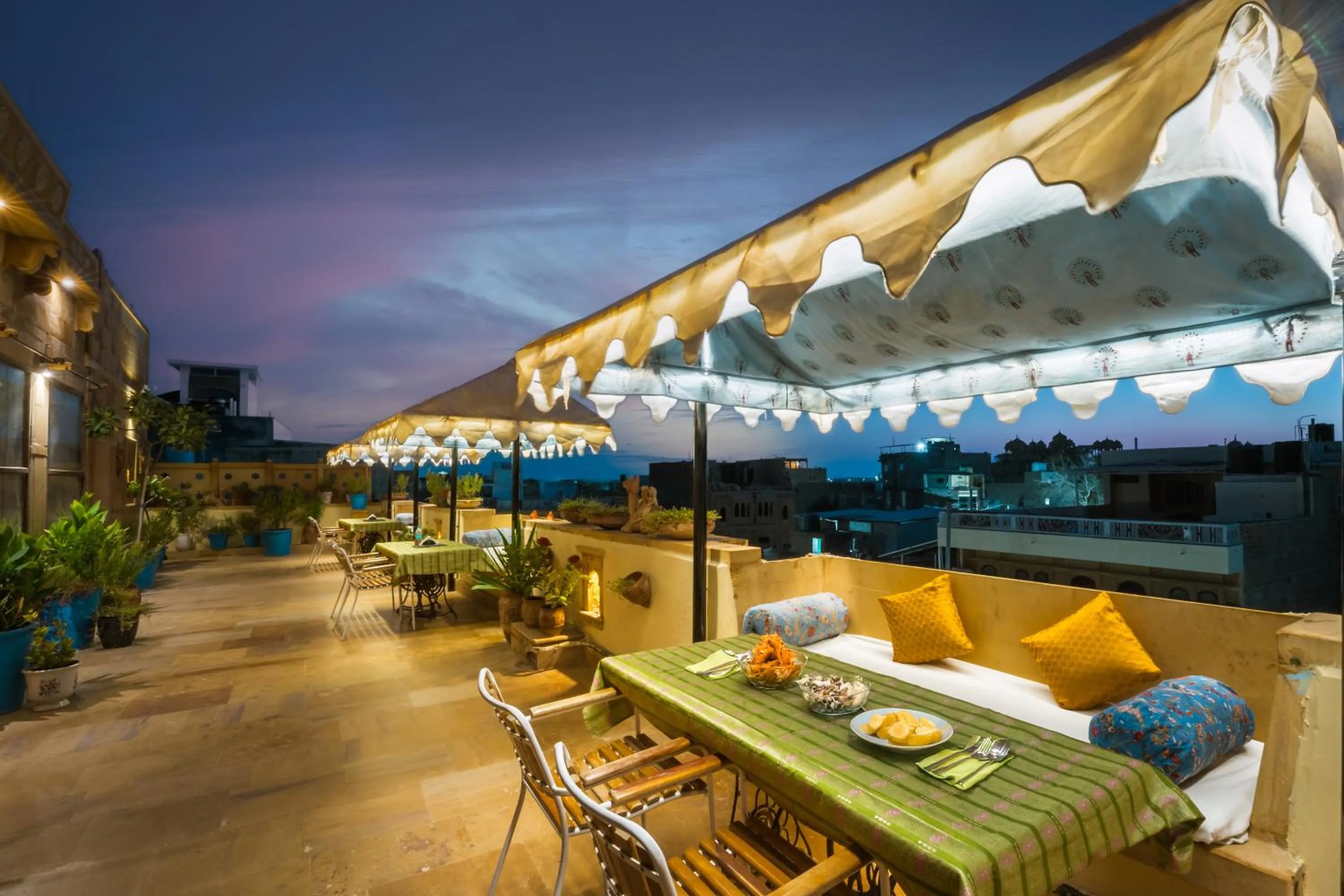 Restaurant/places to eat in Hotel Heritage House