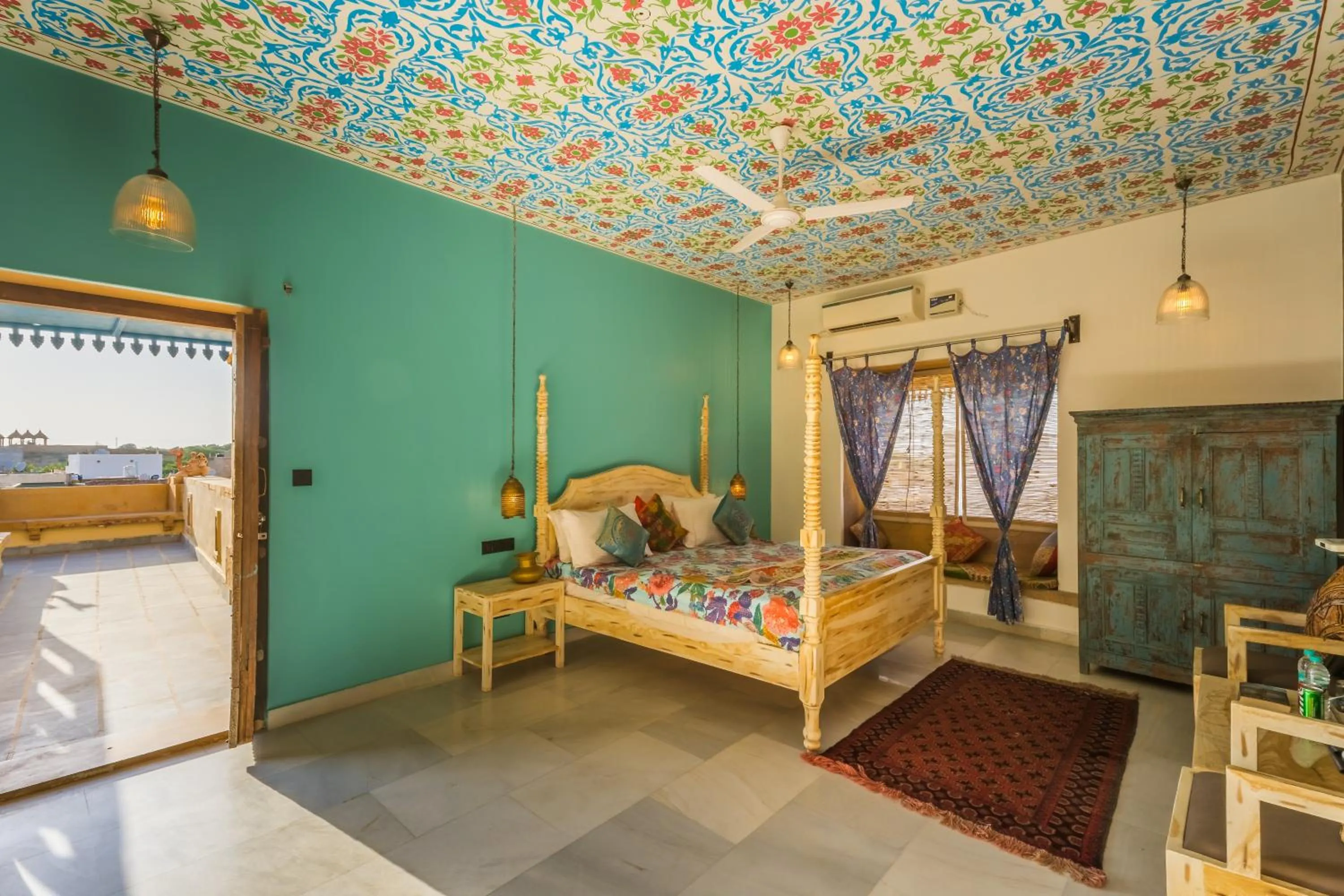 View (from property/room), Bed in Hotel Heritage House