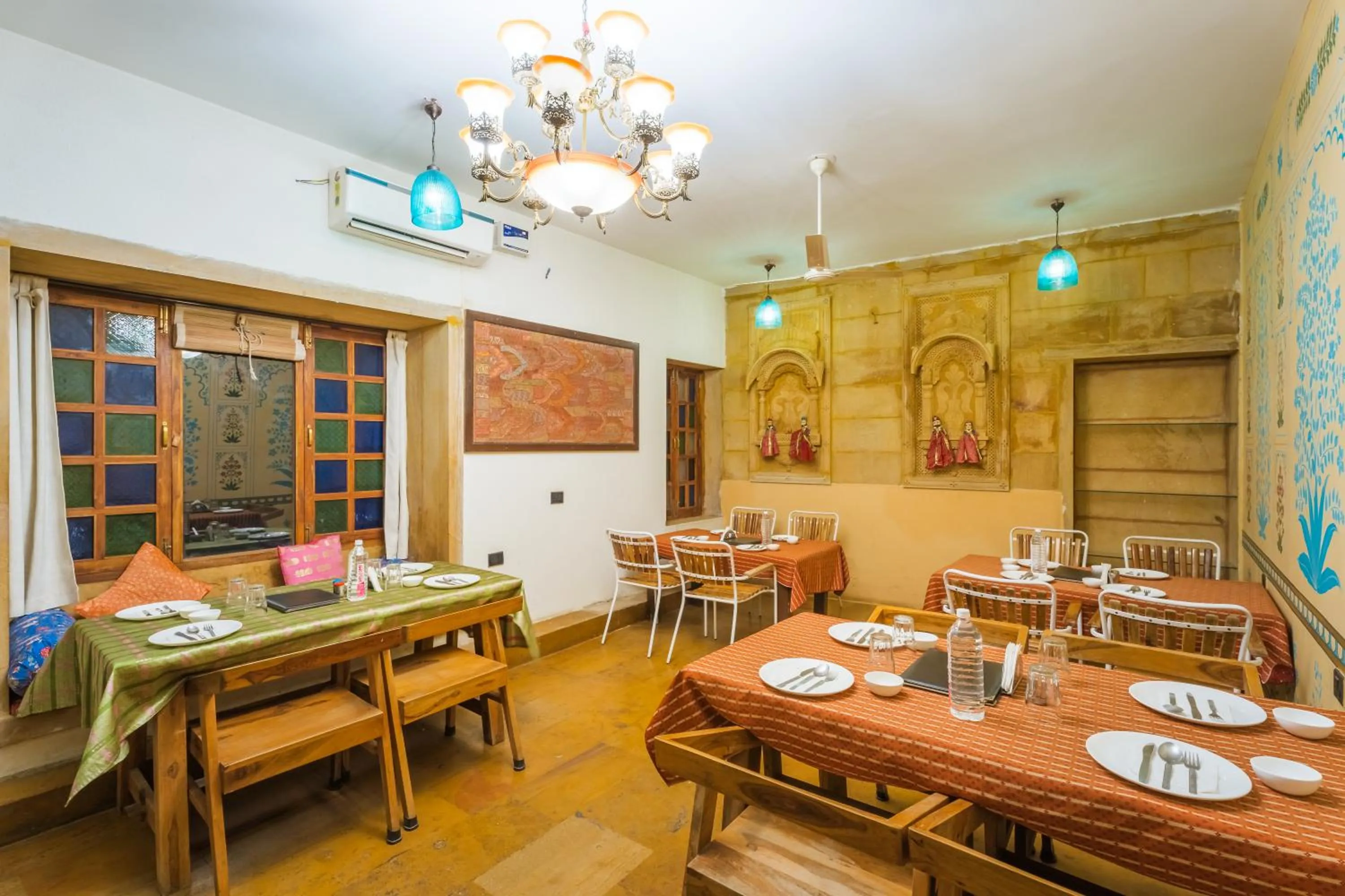 Restaurant/places to eat in Hotel Heritage House