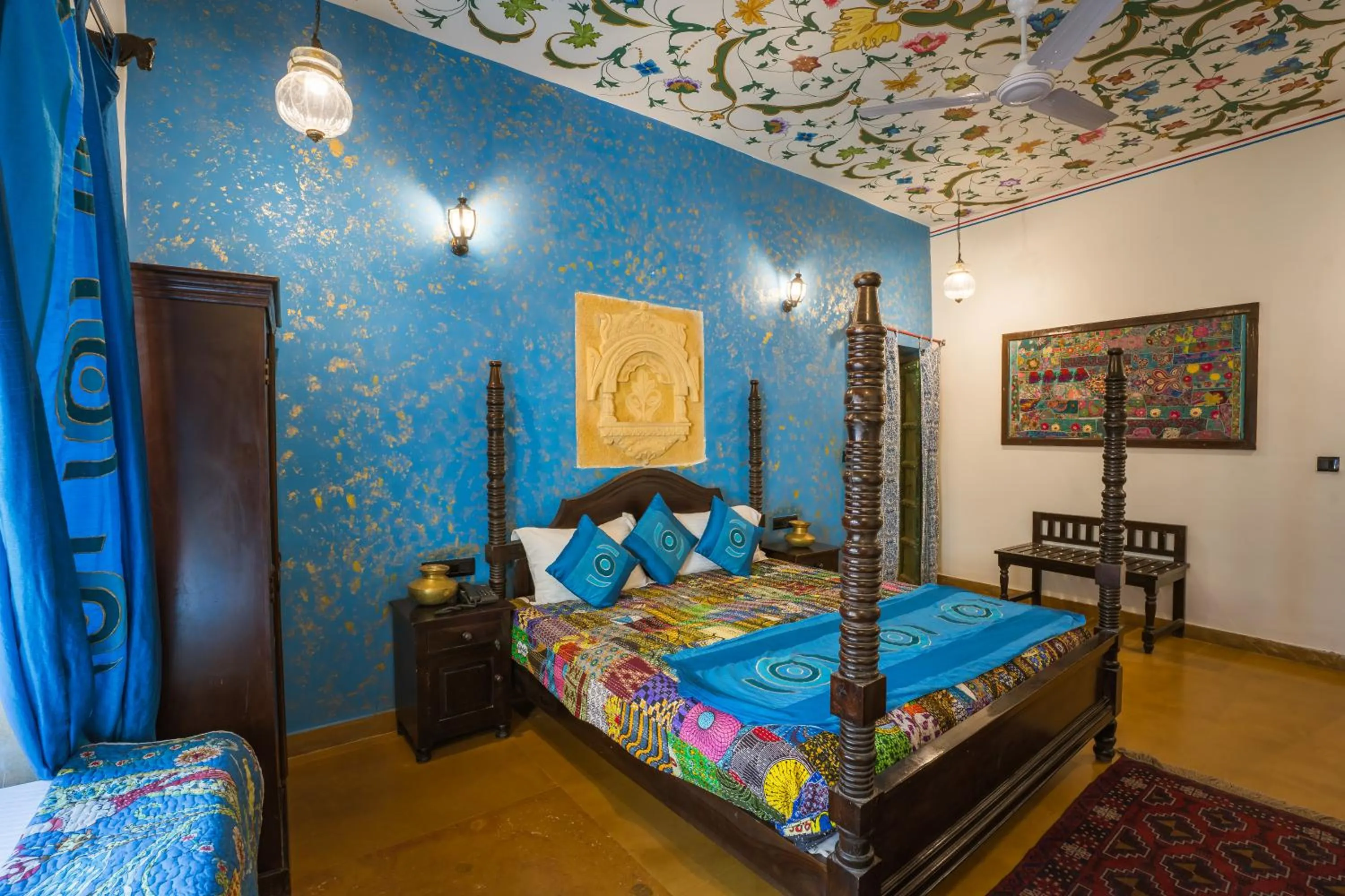 View (from property/room), Bed in Hotel Heritage House