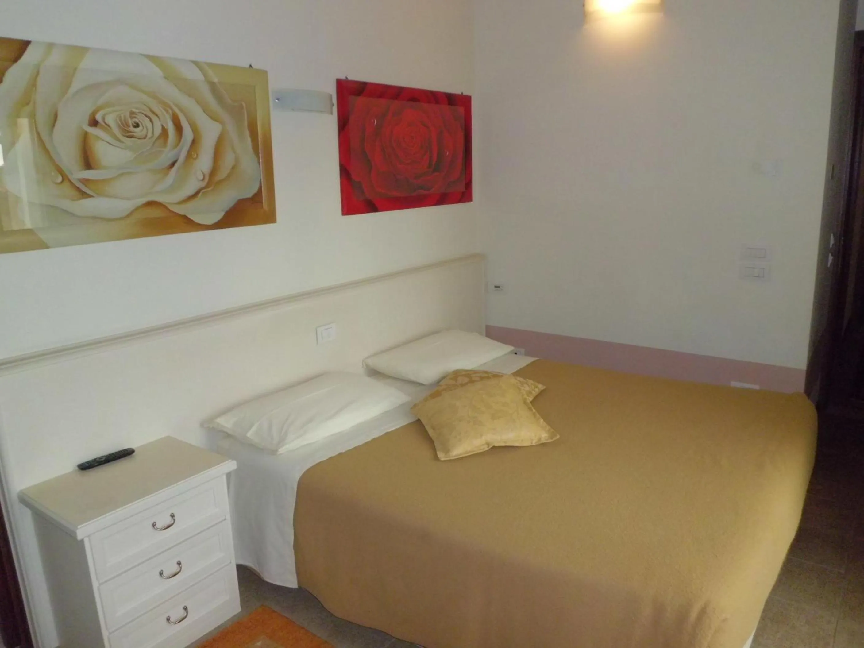 Photo of the whole room, Bed in Sweet Home