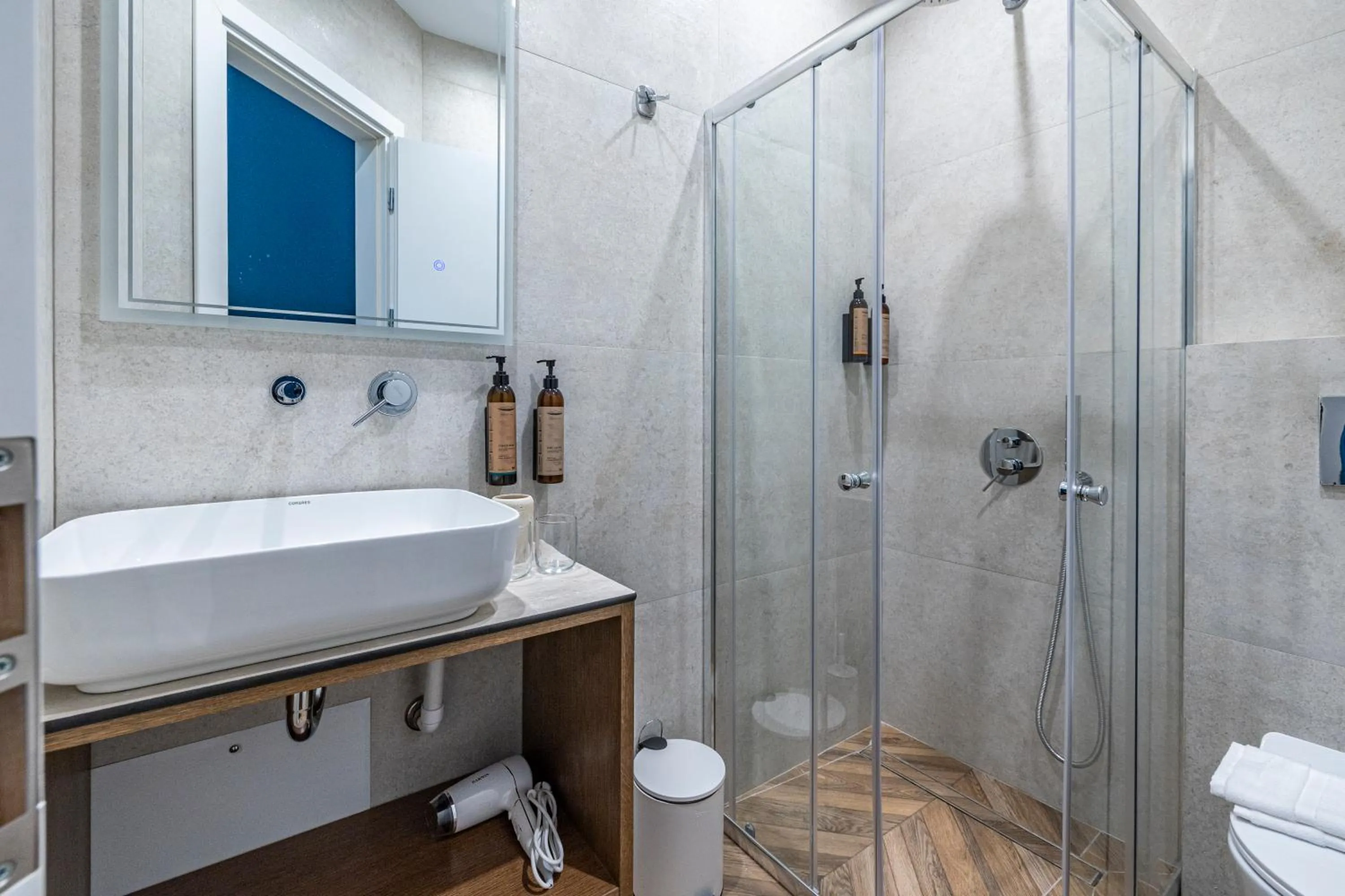 Shower in Iliotropio Athens, Thisio