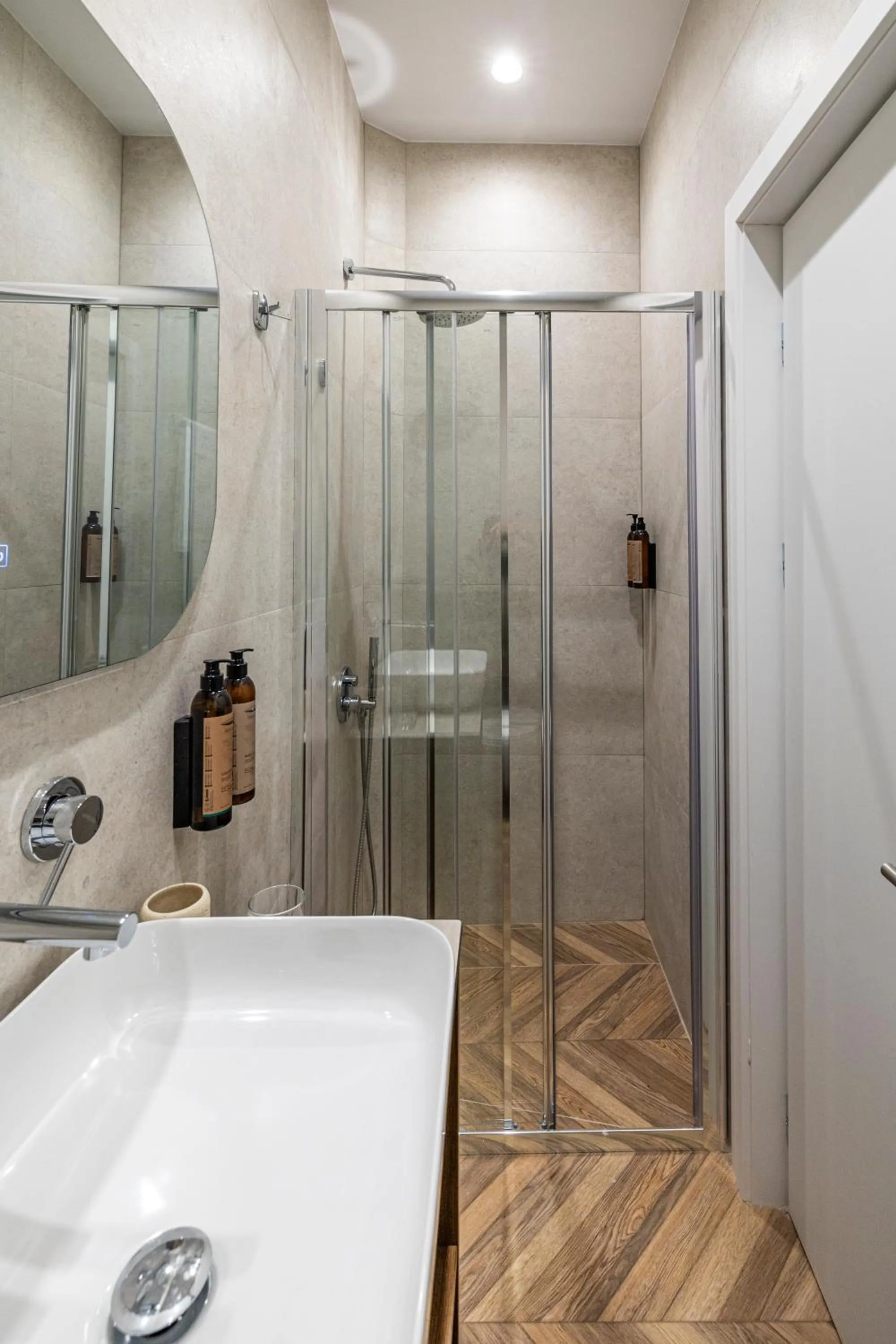 Shower in Iliotropio Athens, Thisio