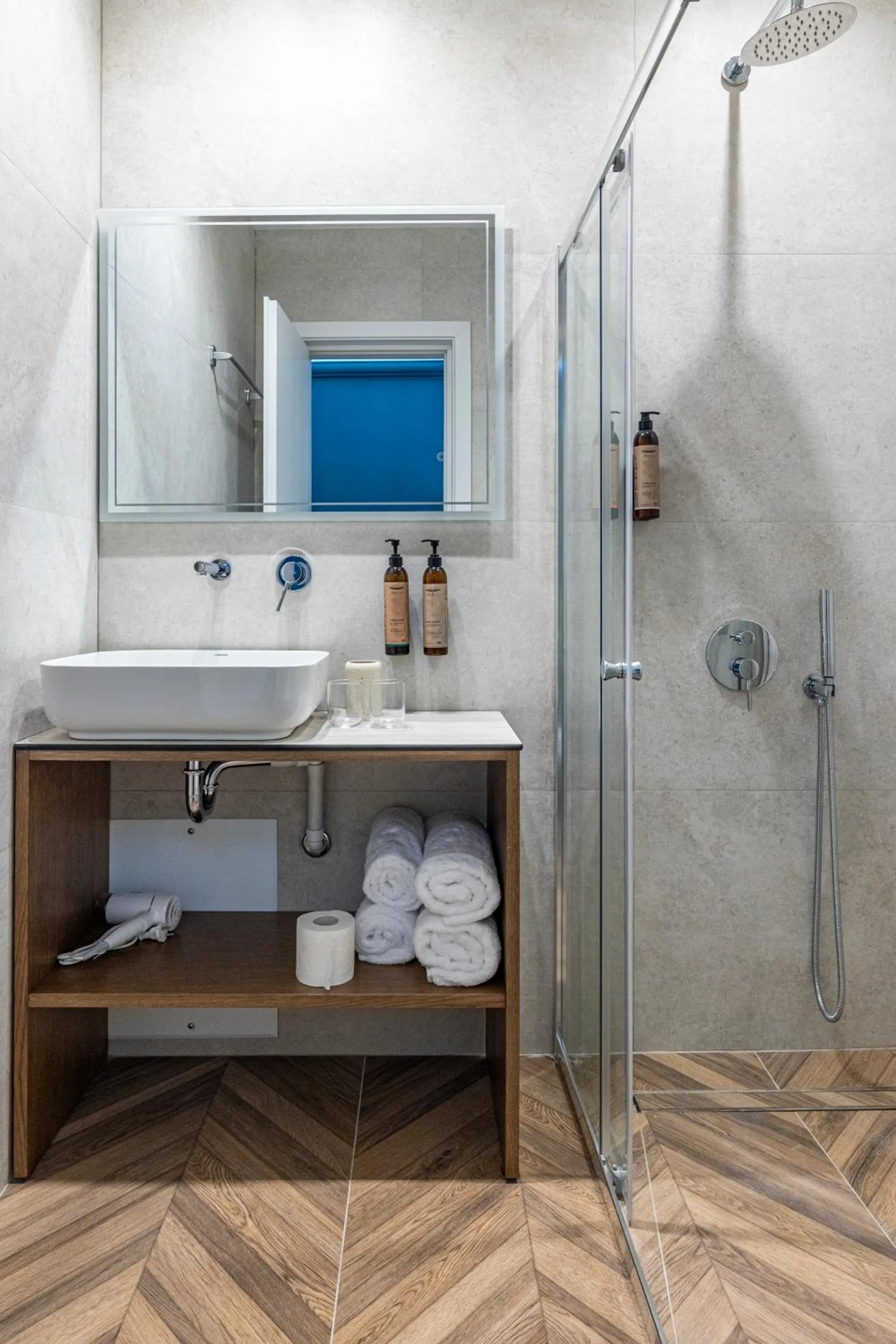 Shower in Iliotropio Athens, Thisio